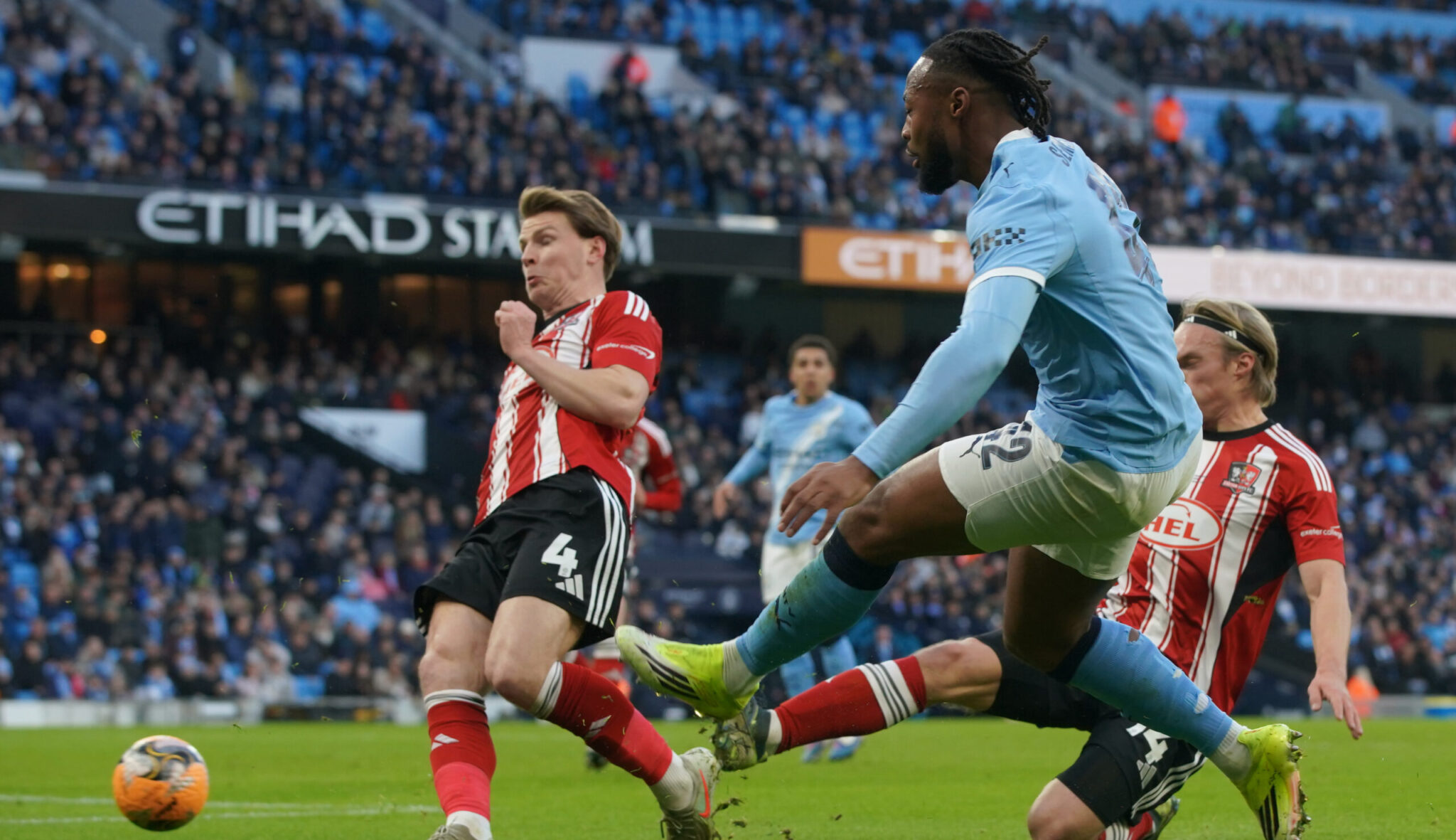 Διαστημική Σίτι με… 10 γκολ και μαγικό ντεμπούτο από Σεμένιο