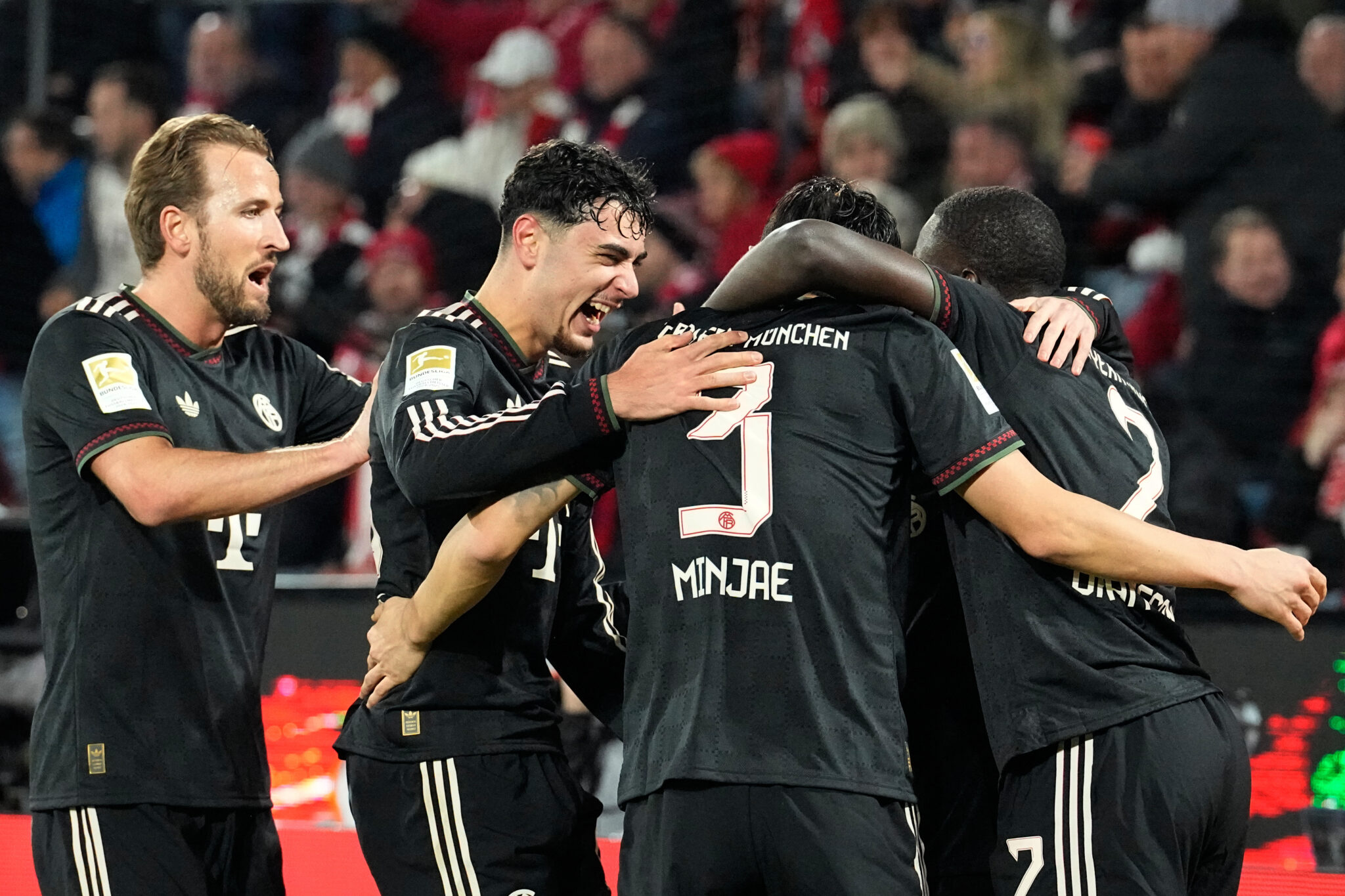 Πέρασε με ανατροπή από την Κολωνία και ισοφάρισε τον κορυφαίο πρώτο γύρο στην ιστορία της η Μπάγερν