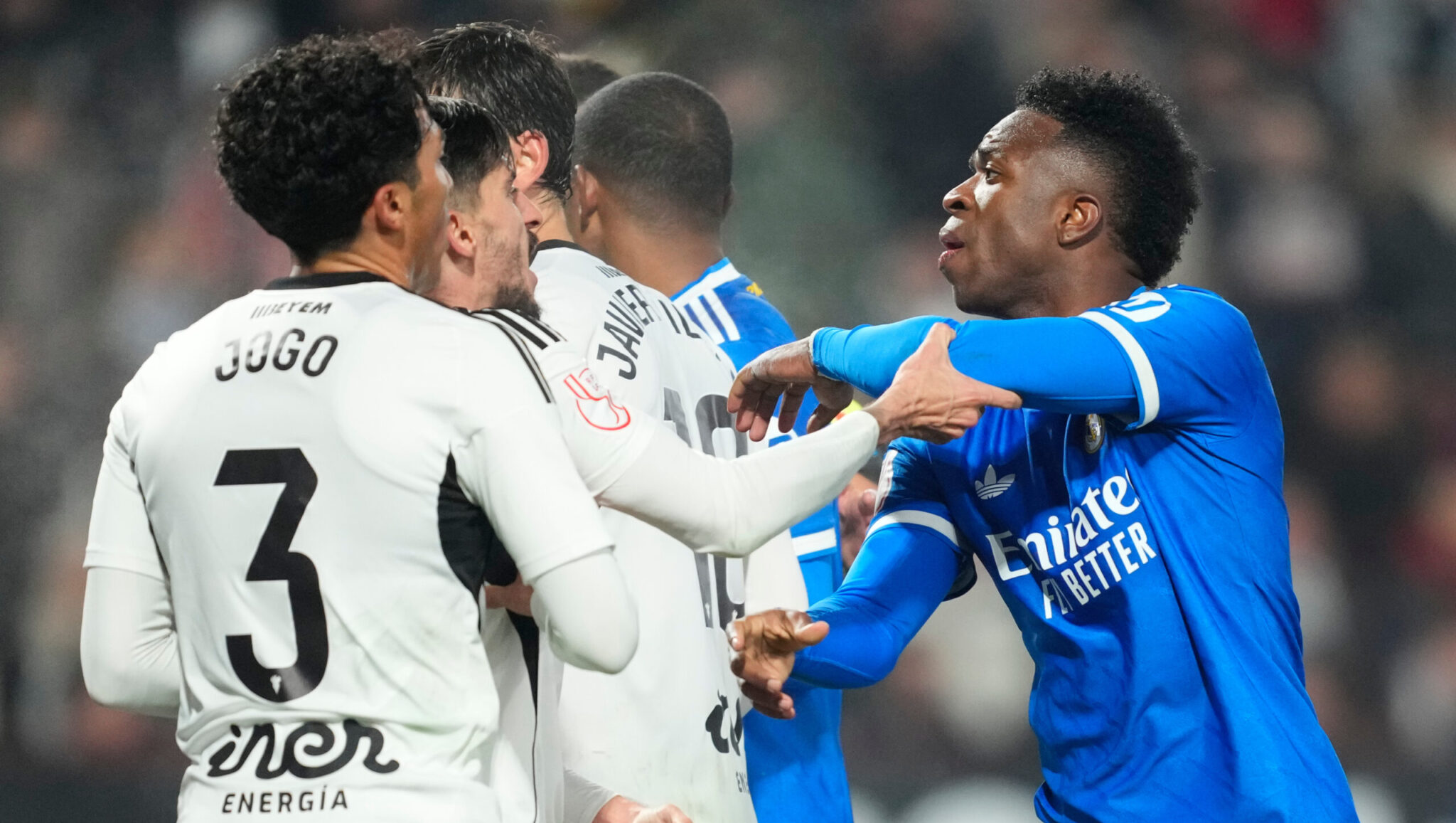 Η LaLiga καταδίκασε ρατσιστικά συνθήματα οπαδών της Αλμπαθέτε κατά του Βινίσιους