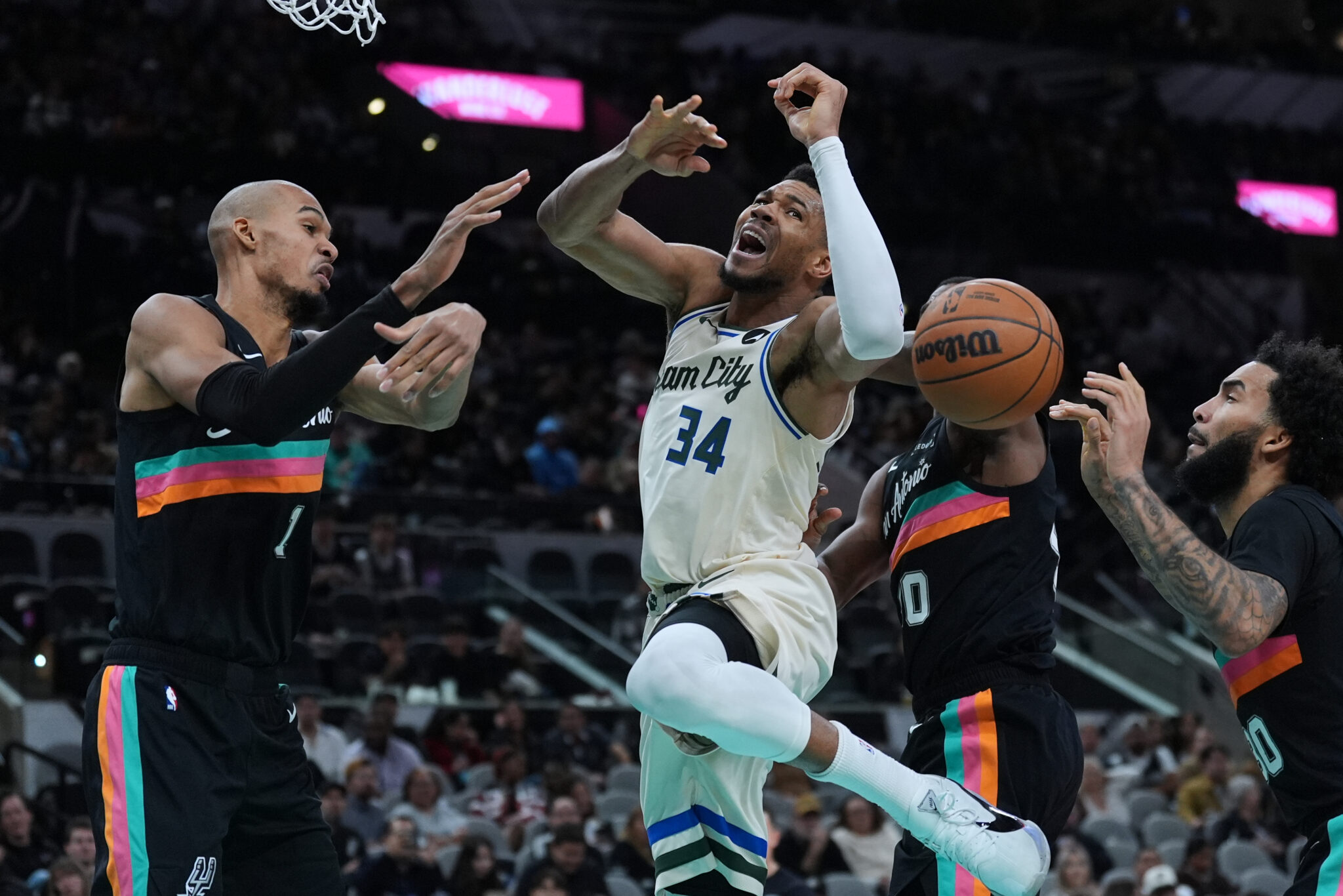 Ήττα αμαχητί για Μπακς στο Σαν Αντόνιο (ΒΙΝΤΕΟ)