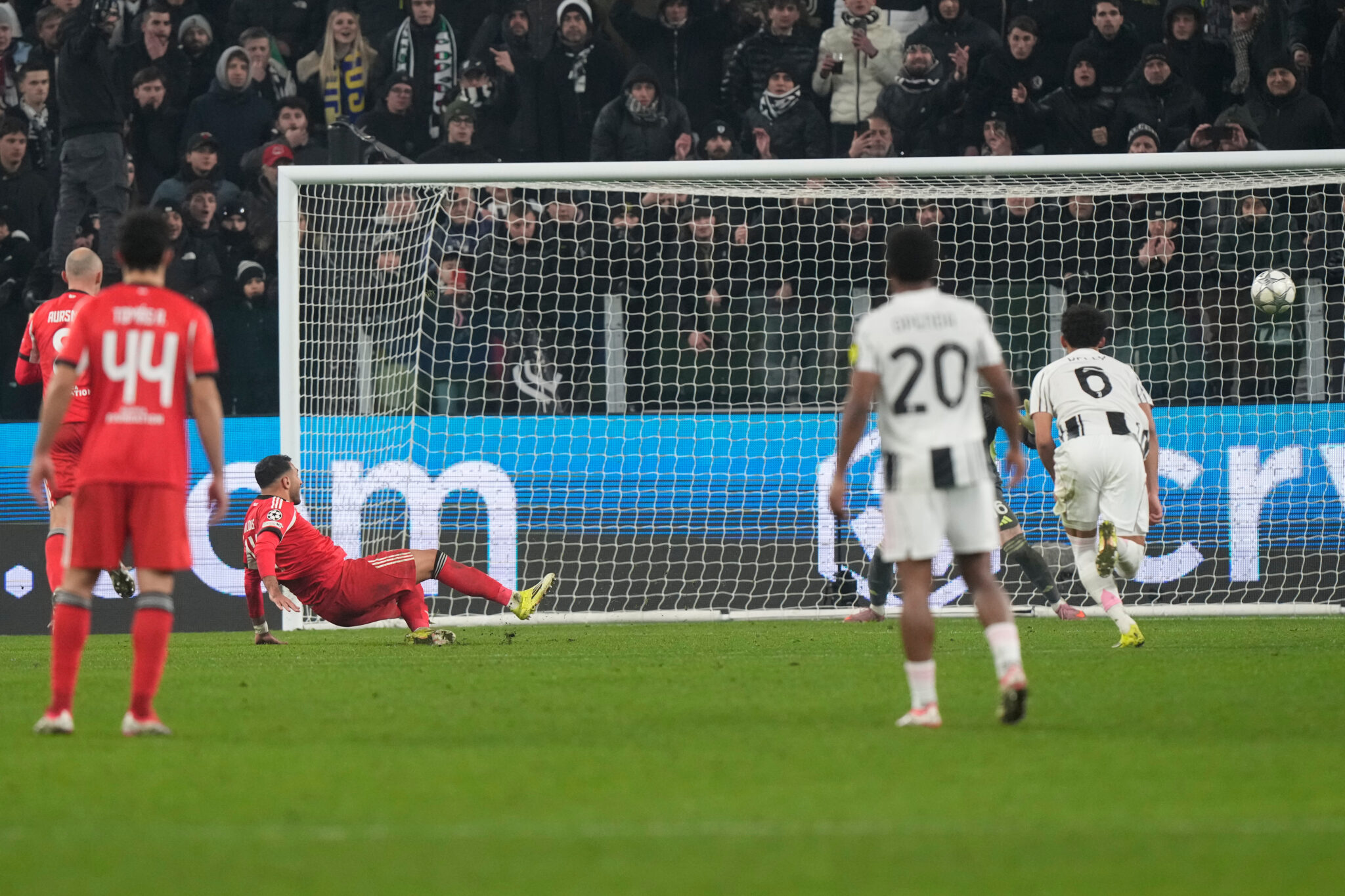 Ο Μουρίνιο στο πλευρό του Παυλίδη: «Δεν θα του κάνω καμία κριτική – Δουλεύει σκληρά για την ομάδα»