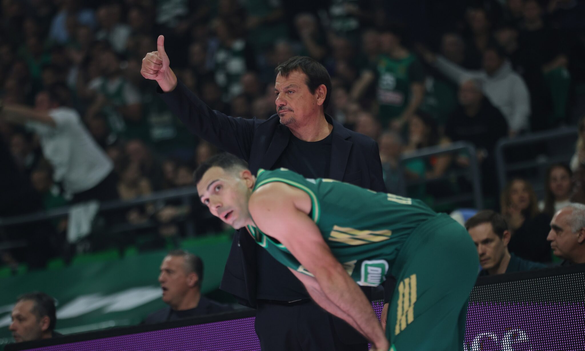 H συγκινητική κίνηση του Σλούκα στα αποδυτήρια: Αφιέρωσε το Κύπελλο στον Αταμάν για την απώλεια της μητέρας του (ΒΙΝΤΕΟ)