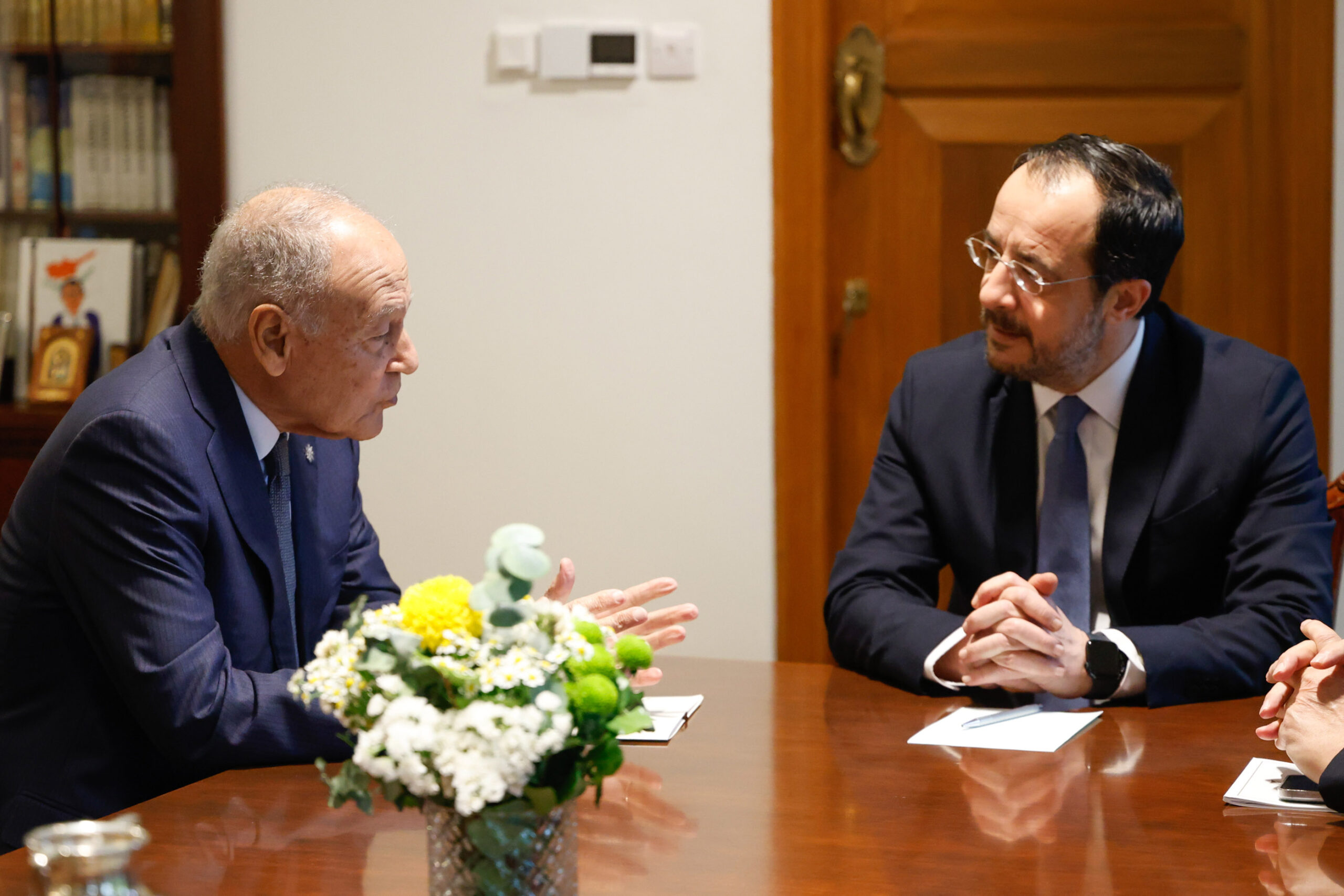 &Pi;&rho;&omicron;&tau;&epsilon;&rho;&alpha;&iota;ό&tau;&eta;&tau;&alpha; &Kappa;&upsilon;&pi;&rho;&iota;&alpha;&kappa;ή&sigmaf; &Pi;&rho;&omicron;&epsilon;&delta;&rho;ί&alpha;&sigmaf; &nu;&alpha; έ&rho;&theta;&omicron;&upsilon;&nu; &pi;&iota;&omicron; &kappa;&omicron;&nu;&tau;ά &Epsilon;&Epsilon;-&Mu;. &Alpha;&nu;&alpha;&tau;&omicron;&lambda;ή