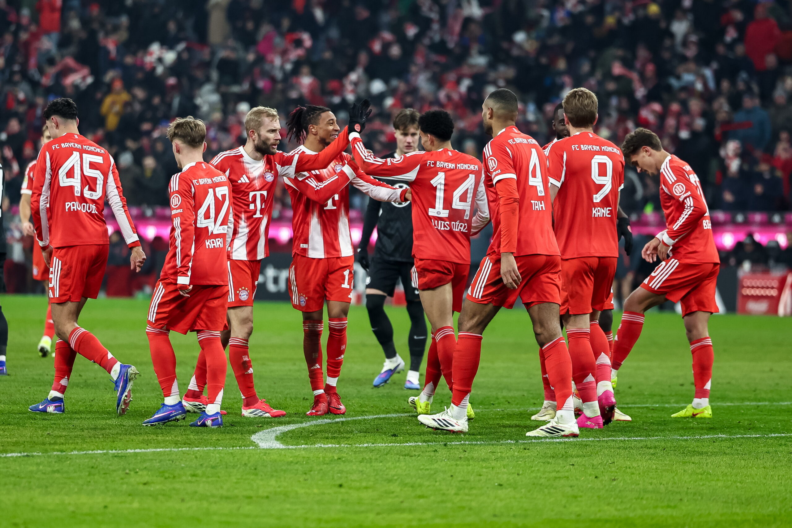 Διαστημική Μπάγερν, έριξε «οκτάρα» στη Βόλφσμπουργκ