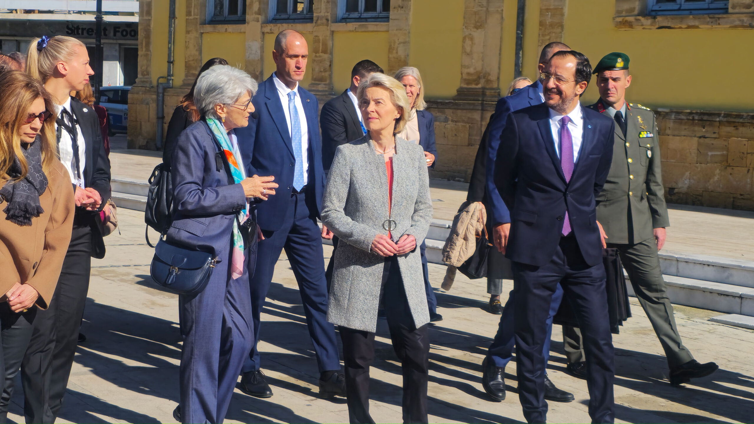 &laquo;&Alpha;&pi;ό&lambda;&upsilon;&tau;&eta; &pi;&rho;&omicron;&tau;&epsilon;&rho;&alpha;&iota;ό&tau;&eta;&tau;&alpha; &Epsilon;&Epsilon; &eta; &lambda;ύ&sigma;&eta; &sigma;&tau;&omicron; &Kappa;&upsilon;&pi;&rho;&iota;&alpha;&kappa;ό&raquo;: &Eta; &alpha;&nu;ά&rho;&tau;&eta;&sigma;&eta; &tau;&eta;&sigmaf; &Omicron;ύ&rho;&sigma;&omicron;&upsilon;&lambda;&alpha;&sigmaf; &mu;&epsilon;&tau;ά &tau;&eta;&nu; &pi;&epsilon;&rho;&iota;ή&gamma;&eta;&sigma;&eta; &sigma;&tau;&eta;&nu; &pi;&rho;ά&sigma;&iota;&nu;&eta; &gamma;&rho;&alpha;&mu;&mu;ή