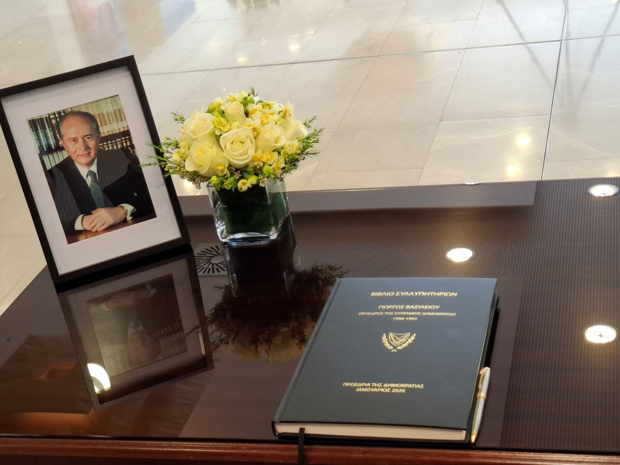 ΦΩΤΟ: Υπέγραψαν το βιβλίο συλλυπητηρίων για τον Γιώργο Βασιλείου στο Προεδρικό, τι έγραψε ο ΠτΔ