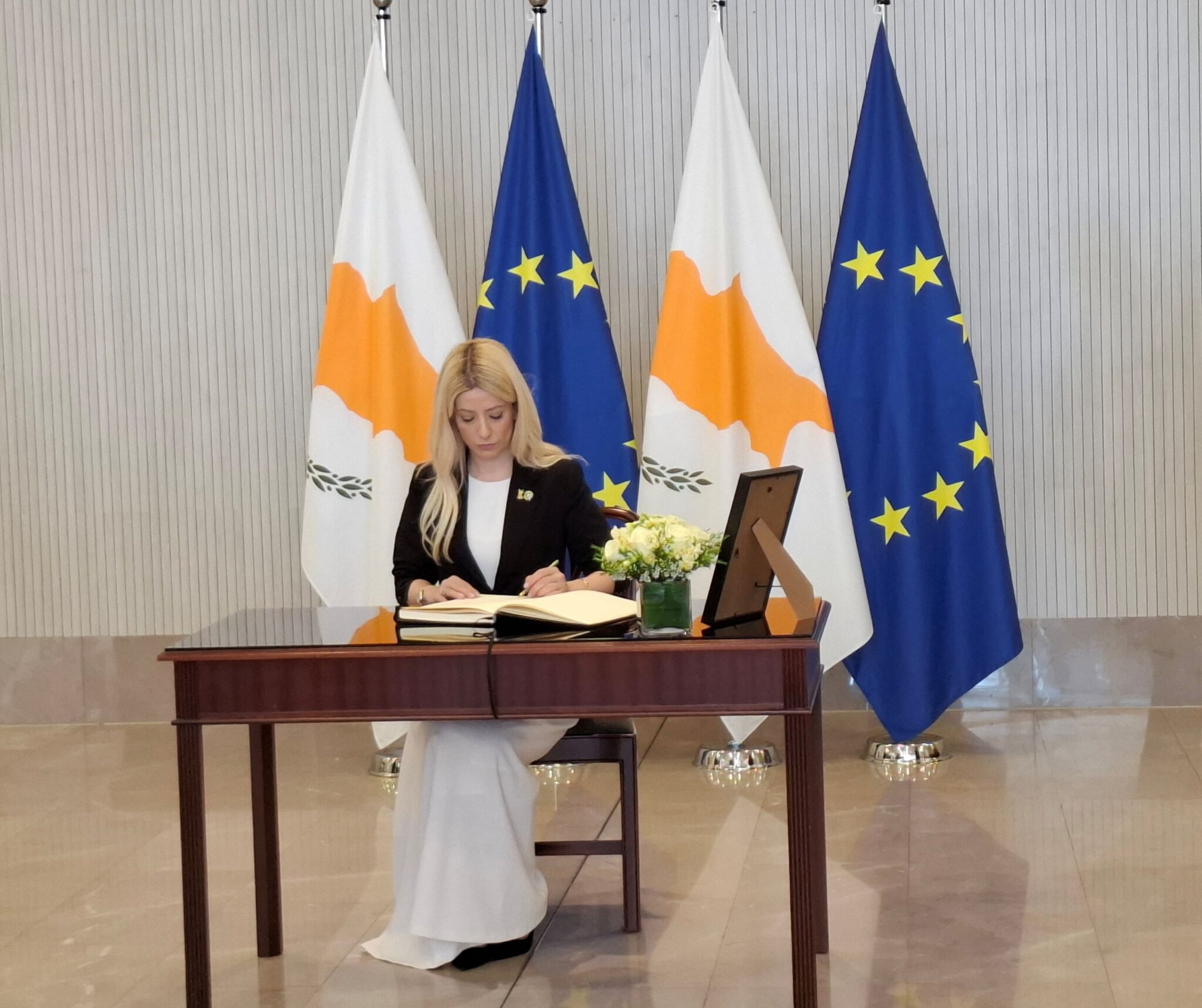 «Δυσαναπλήρωτο κενό» αφήνει ο Γιώργος Βασιλείου, έγραψε η Αννίτα στο βιβλίο συλλυπητηρίων