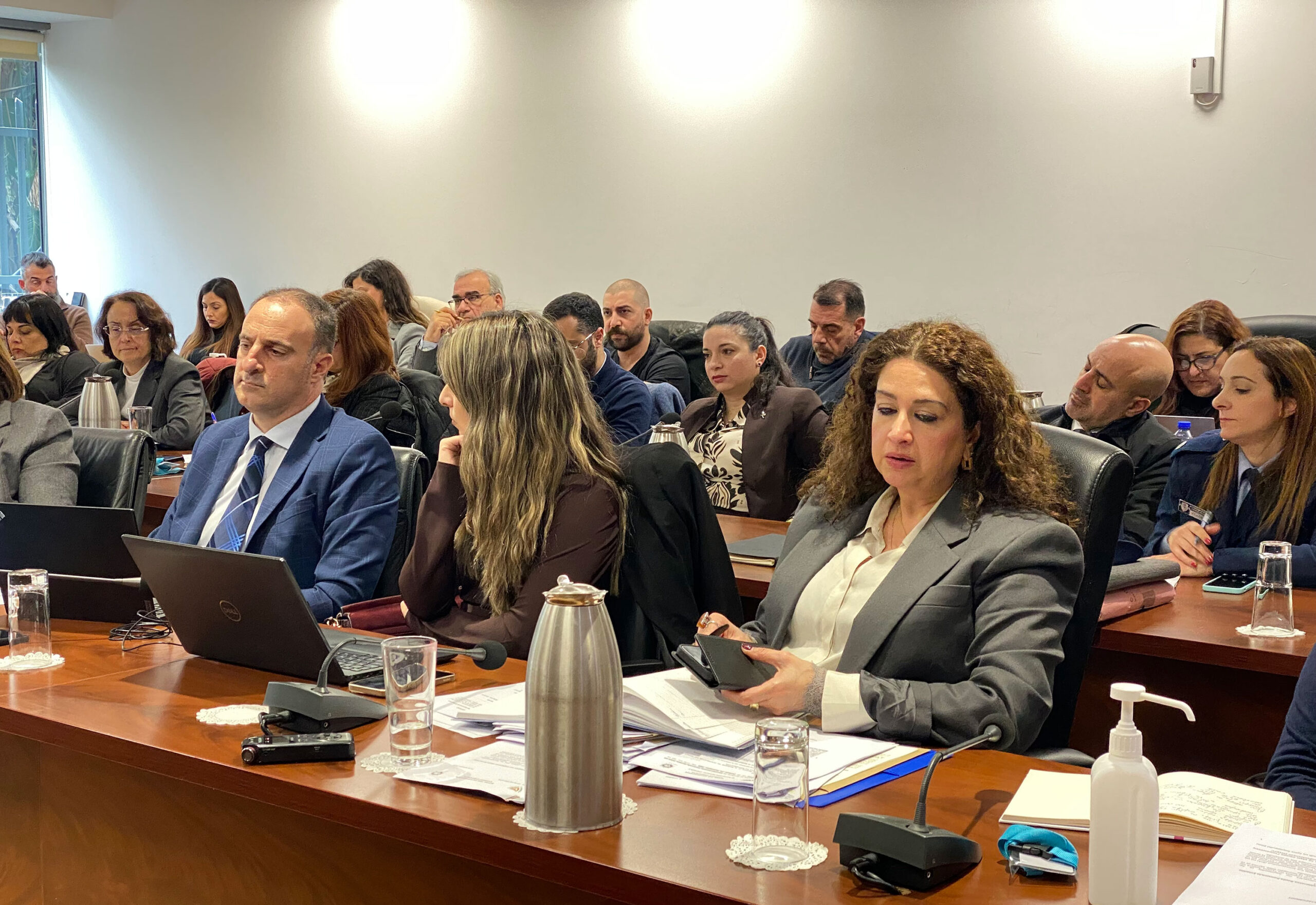 &Eta; &sigma;&kappa;&iota;ά &tau;&omicron;&upsilon; &laquo;videogate&raquo; &sigma;&tau;&eta;&nu; &Epsilon;&pi;&iota;&tau;&rho;&omicron;&pi;ή &Theta;&epsilon;&sigma;&mu;ώ&nu;: Έ&nu;&tau;&alpha;&sigma;&eta;, &epsilon;&rho;&omega;&tau;ή&mu;&alpha;&tau;&alpha; &kappa;&alpha;&iota; &beta;&alpha;&rho;&iota;έ&sigmaf; &kappa;&omicron;&upsilon;&beta;έ&nu;&tau;&epsilon;&sigmaf;