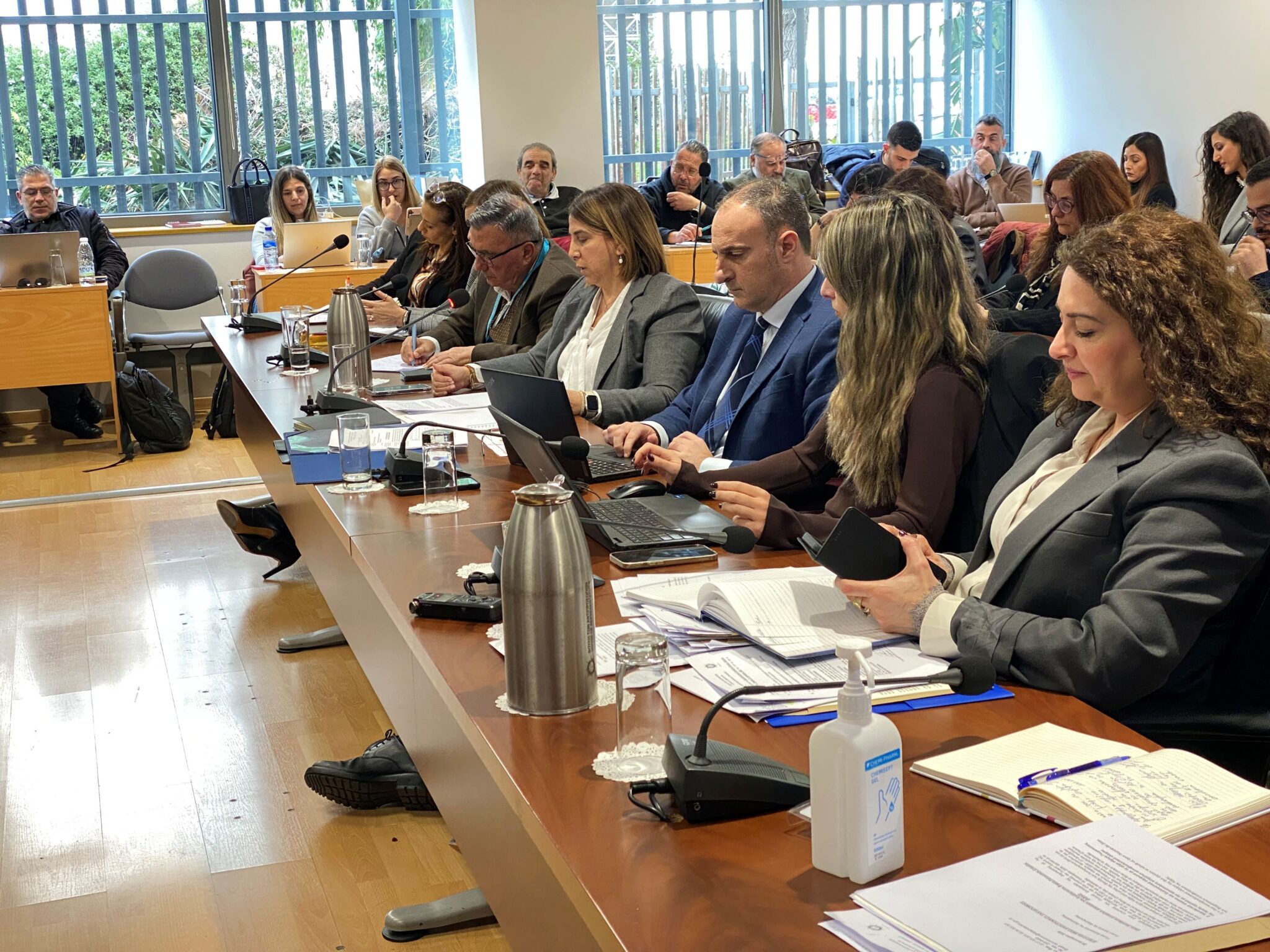 Με αναπάντητα ερωτήματα η Επιτροπή Θεσμών, εν μέσω εντάσεων στη συζήτηση για το επίμαχο βίντεο