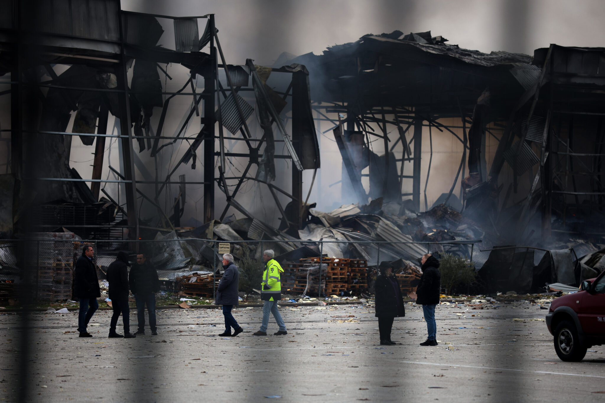 Τρίκαλα: Αναζητούν την πέμπτη γυναίκα που αγνοείται στα συντρίμμια της φονικής έκρηξης στο εργοστάσιο