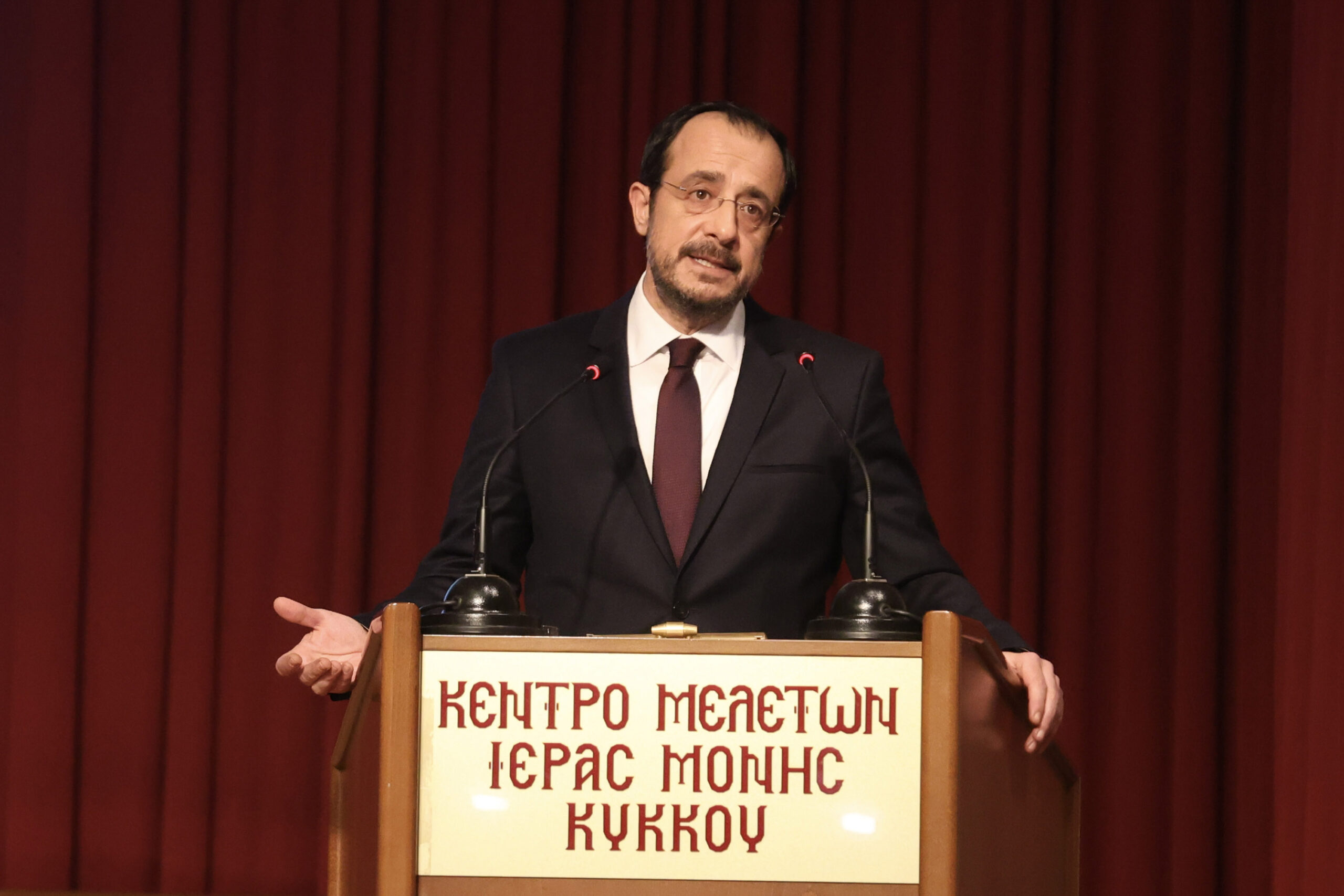 &Tau;&omicron; &beta;&iota;&beta;&lambda;ί&omicron; &tau;&omicron;&upsilon; &Gamma;. &Kappa;&alpha;&rho;&epsilon;&kappa;&lambda;ά &laquo;&epsilon;&mu;&pi;&lambda;&omicron;&upsilon;&tau;ί&zeta;&epsilon;&iota; &tau;&eta; &beta;&iota;&beta;&lambda;&iota;&omicron;&gamma;&rho;&alpha;&phi;ί&alpha; &gamma;&iota;&alpha; &tau;&omicron; &Kappa;&upsilon;&pi;&rho;&iota;&alpha;&kappa;ό&raquo;