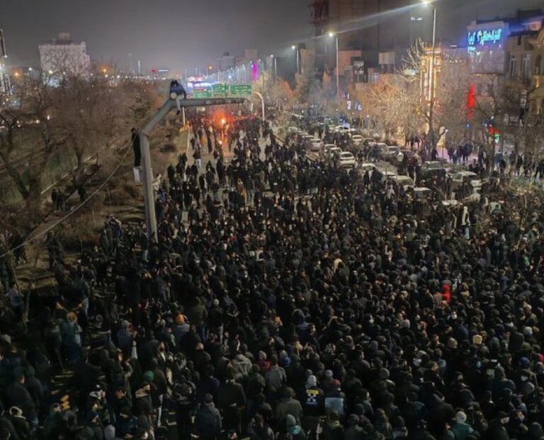 Πνίγηκε στο αίματο Ιράν, τουλάχιστον 50 νεκροί στις πρωτοφανείς διαδηλώσεις