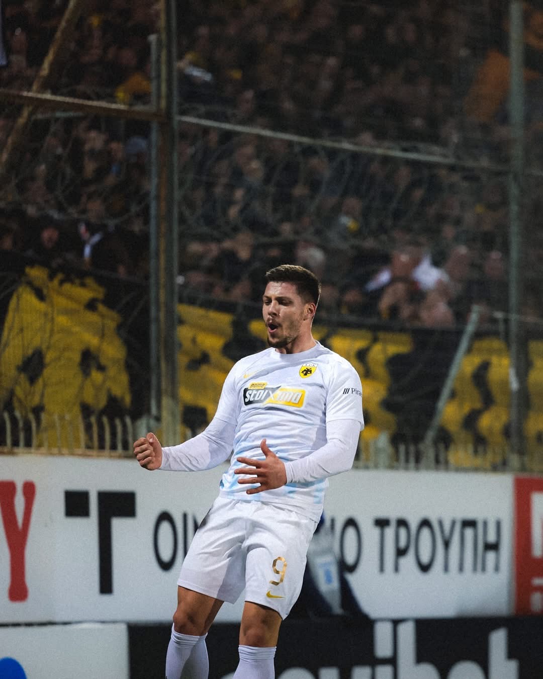 Εκτελεστής Γιόβιτς και σωτήρας Στρακόσα κράτησαν την ΑΕΚ στην κορυφή