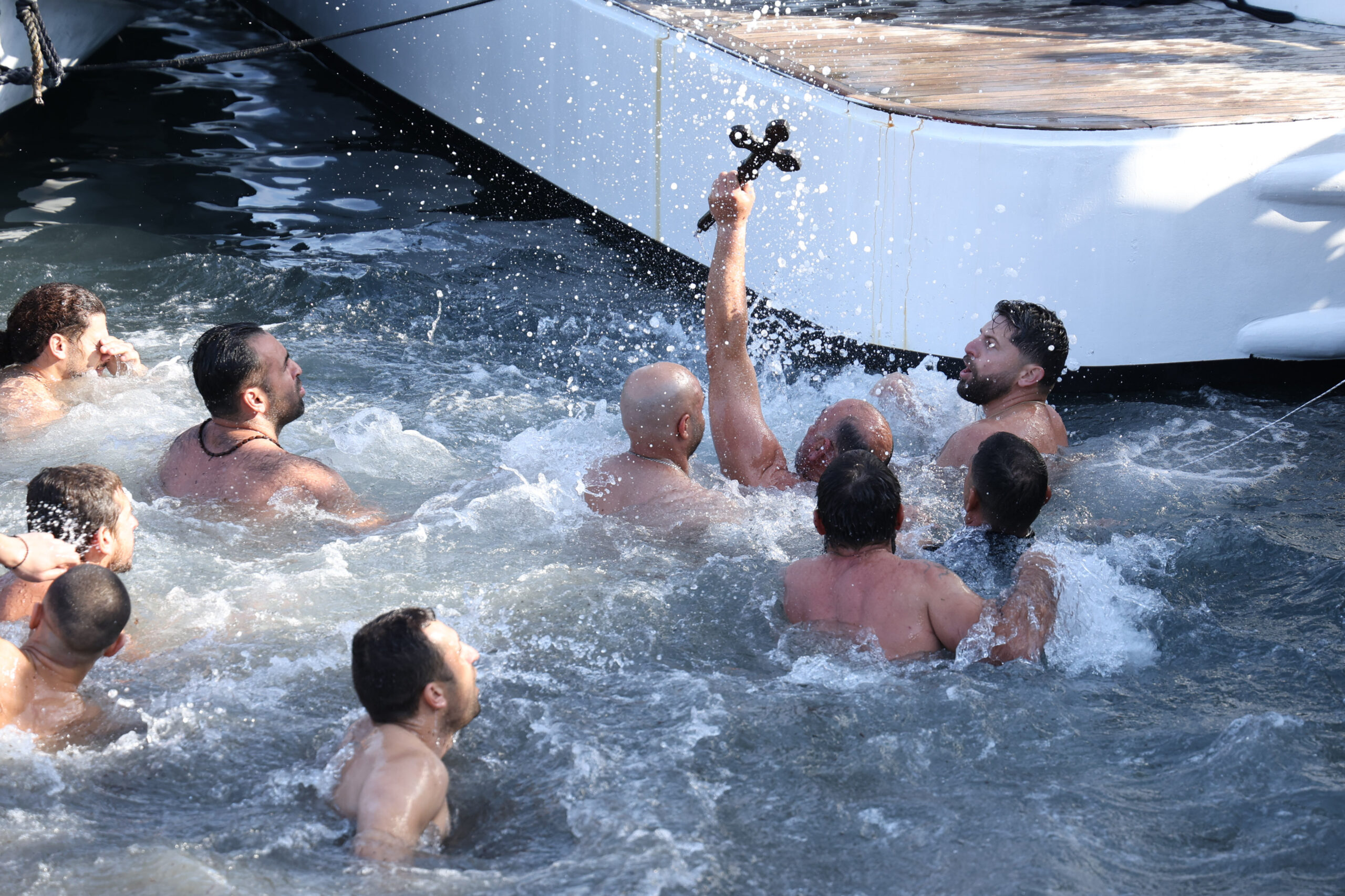 &Theta;&epsilon;&omicron;&phi;ά&nu;&iota;&alpha;: &Lambda;&alpha;&mu;&pi;&rho;&omicron;ί &epsilon;&omicron;&rho;&tau;&alpha;&sigma;&mu;&omicron;ί &alpha;&lambda;&lambda;ά &kappa;&alpha;&iota; &alpha;&nu;&alpha;&pi;ά&nu;&tau;&epsilon;&chi;&alpha;