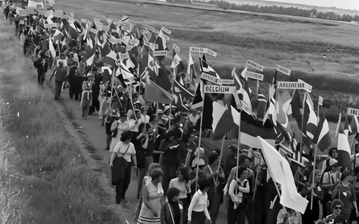 &Tau;&alpha; &Eta;&Epsilon; &mu;&pi;&lambda;ό&kappa;&alpha;&rho;&alpha;&nu; &epsilon;&kappa;&delta;ή&lambda;&omega;&sigma;&eta; &sigma;&tau;&eta; &Delta;&epsilon;&rho;ύ&nu;&epsilon;&iota;&alpha; &alpha;&phi;&iota;&epsilon;&rho;&omega;&mu;έ&nu;&eta; &sigma;&tau;&iota;&sigmaf; &laquo;&Gamma;&upsilon;&nu;&alpha;ί&kappa;&epsilon;&sigmaf; &pi;&omicron;&upsilon; &epsilon;&pi;&iota;&sigma;&tau;&rho;έ&phi;&omicron;&upsilon;&nu; 1975&raquo;