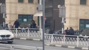 Απίστευτες εικόνες: Πυροβολισμοί, τσεκούρια και λοστοί, πεδίο μάχης το κέντρο της Λάρνακας