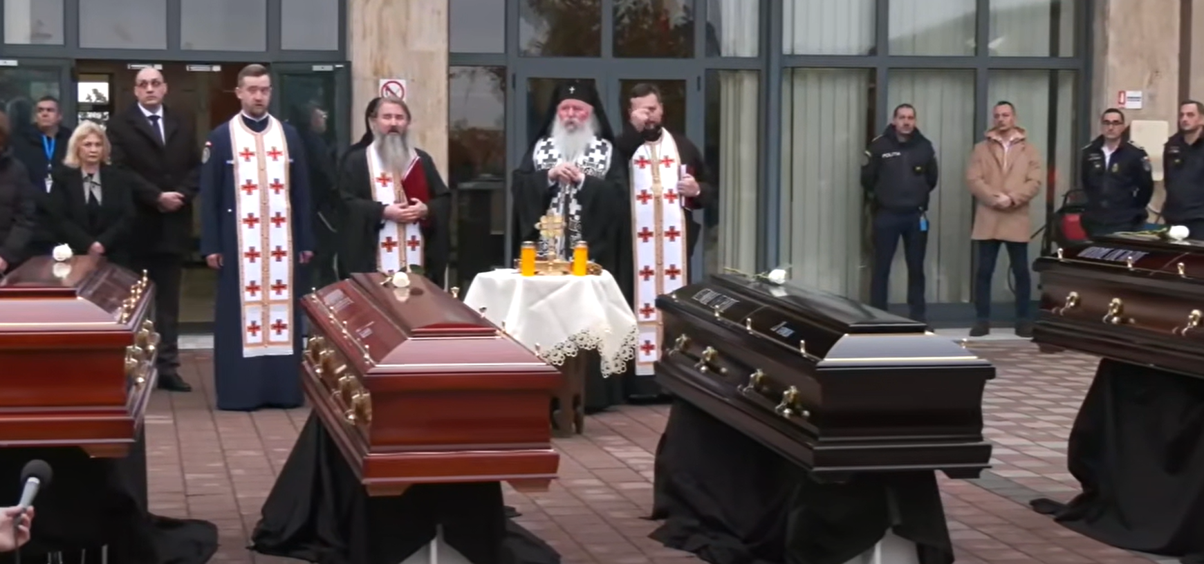 Επαναπατρίζονται οι σοροί των επτά οπαδών του ΠΑΟΚ, συγκινητικό το τρισάγιο στο αεροδρόμιο της Ρουμανίας