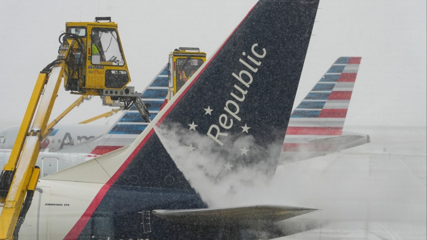 Χιλιάδες ακυρώσεις πτήσεων στις ΗΠΑ λόγω ιστορικού κύματος κακοκαιρίας
