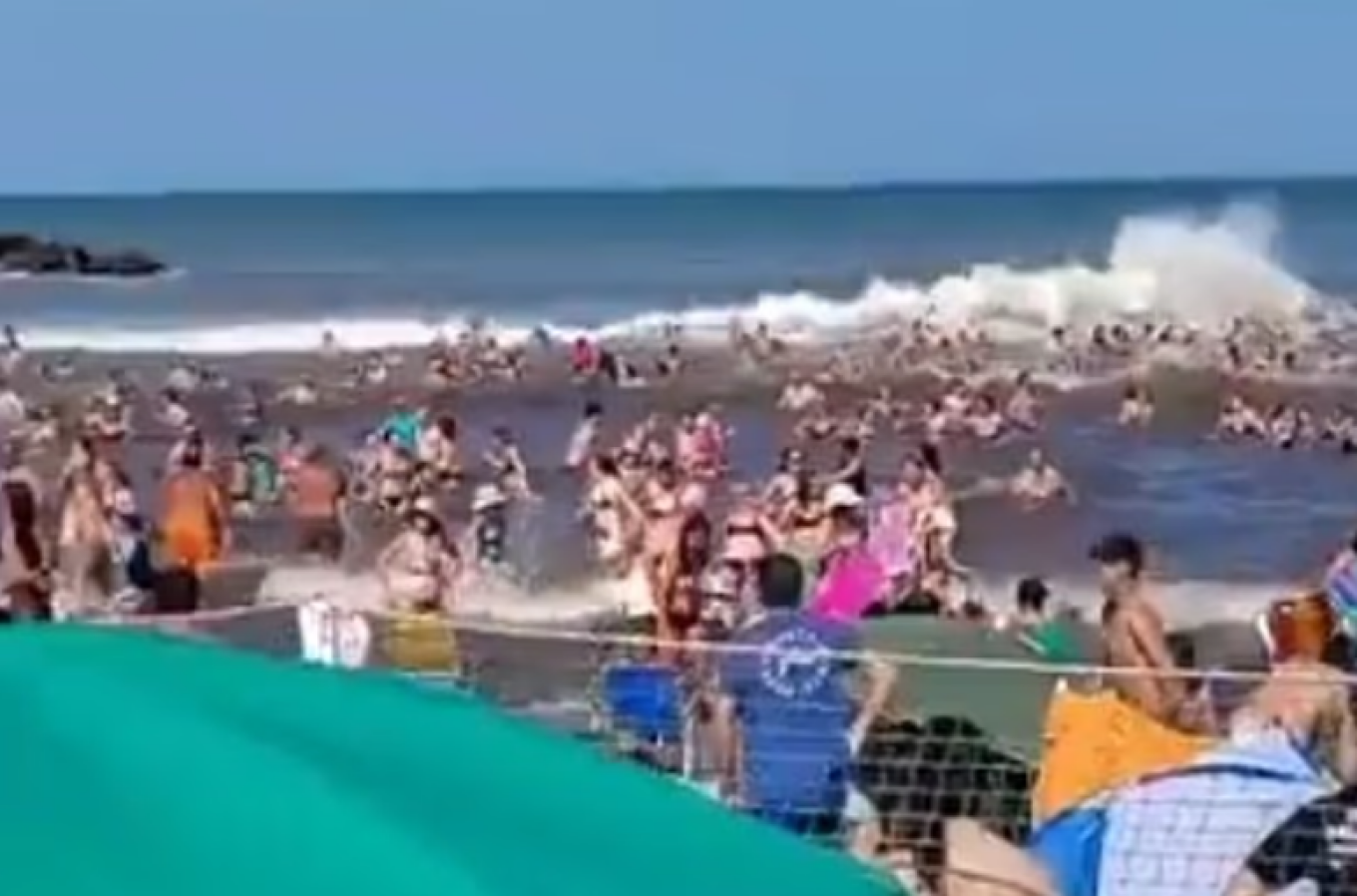 ΒΙΝΤΕΟ: Πανικός σε παραλία της Αργεντινής από «μετεωρολογικό τσουνάμι», νεκρός ένας 29χρονος
