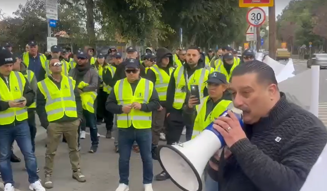 Έξω από τη βουλή οι αστυνομικοί για τα ωράρια: «Μπήκε σπίτι μας, στη τσέπη μας και μας πήρε τα λεφτά χωρίς να μας ρωτήσει»