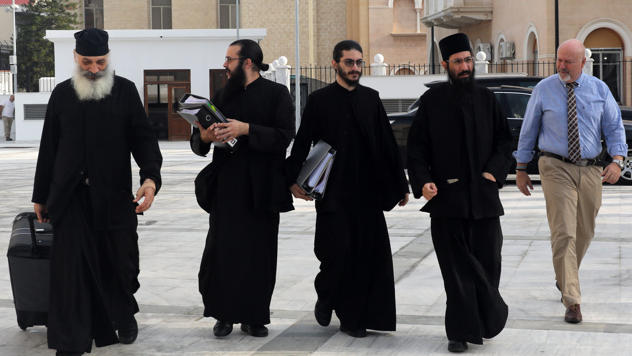 «Δεν βγάζουν τα ράσα»: Άκυρα τα Μυστήρια που τελούν οι καθαιρεμένοι μοναχοί του Οσίου Αββακούμ