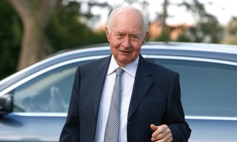 Σύσσωμος ο πολιτικός κόσμος αποχαιρετά τον Γ. Βασιλείου