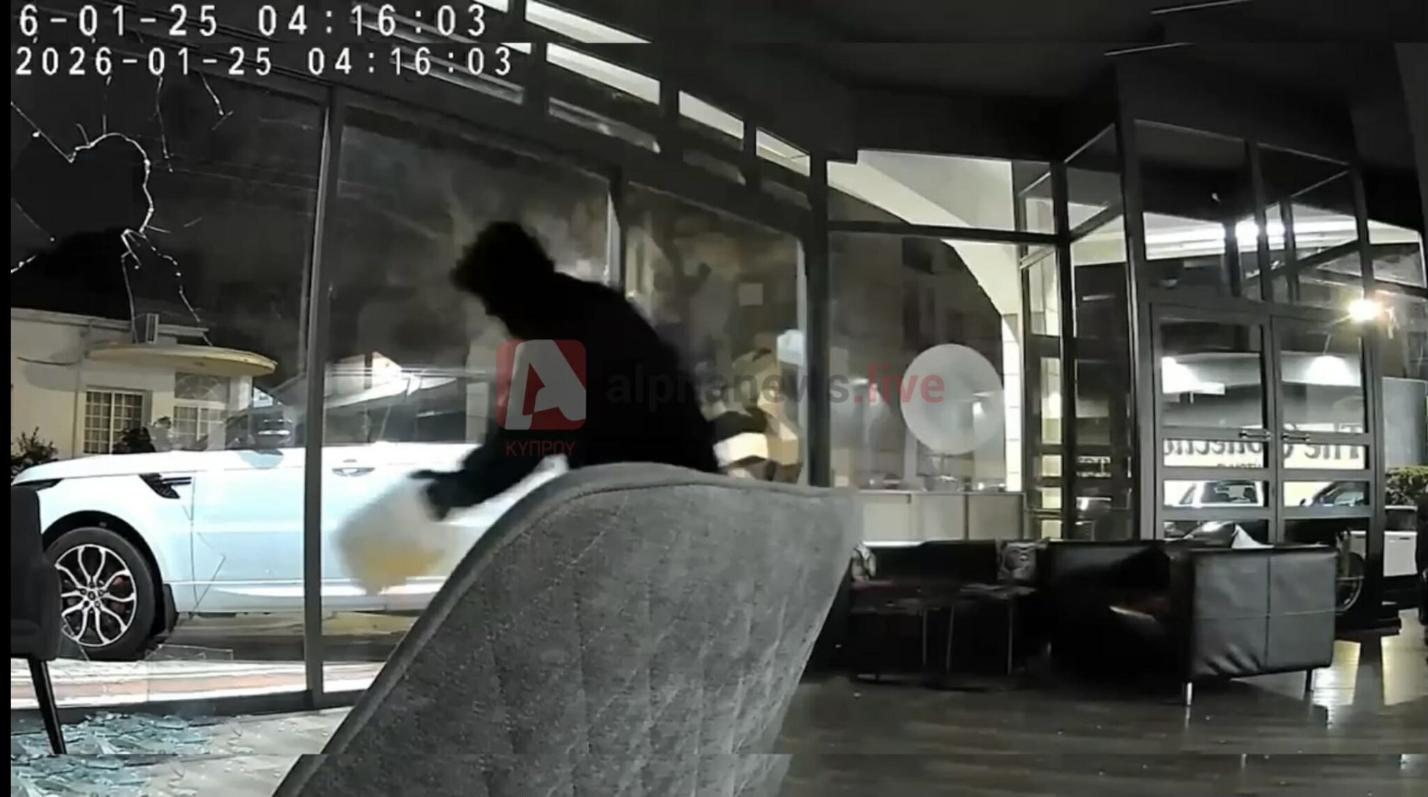 Καρέ-καρέ ο εμπρησμός στη Λεμεσό: Ζημιές σχεδόν €200.000 σε εκθεσιακό χώρο αυτοκινήτων (ΒΙΝΤΕΟ)