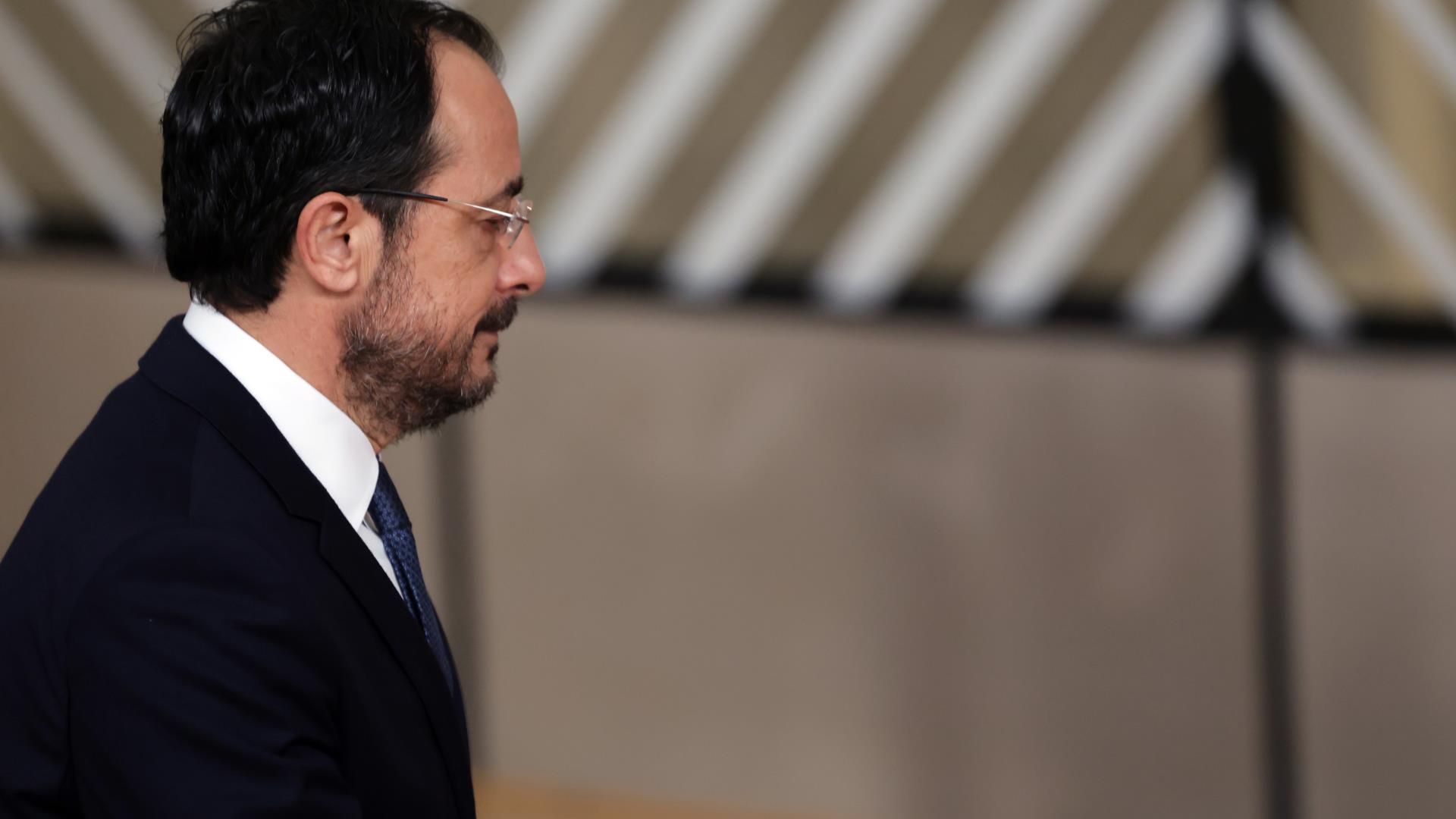 Ο εγκλωβισμός στο χειροκρότημα