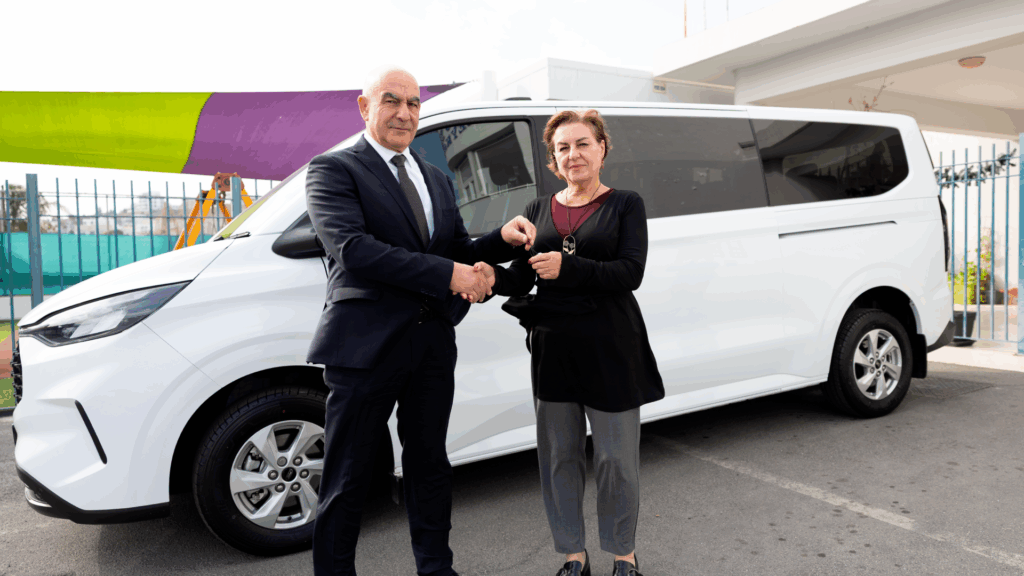 &Eta; &Epsilon;&Kappa;&Omicron; &sigma;&tau;&eta;&rho;ί&zeta;&epsilon;&iota; &tau;&omicron; &Epsilon;&iota;&delta;&iota;&kappa;ό &Sigma;&chi;&omicron;&lambda;&epsilon;ί&omicron; &Lambda;&epsilon;&upsilon;&kappa;&omega;&sigma;ί&alpha;&sigmaf; &mu;&epsilon; &tau;&eta; &delta;&omega;&rho;&epsilon;ά &omicron;&chi;ή&mu;&alpha;&tau;&omicron;&sigmaf; &gamma;&iota;&alpha; &tau;&eta; &mu;&epsilon;&tau;&alpha;&kappa;ί&nu;&eta;&sigma;&eta; &tau;&omega;&nu; &mu;&alpha;&theta;&eta;&tau;ώ&nu; &tau;&omicron;&upsilon;