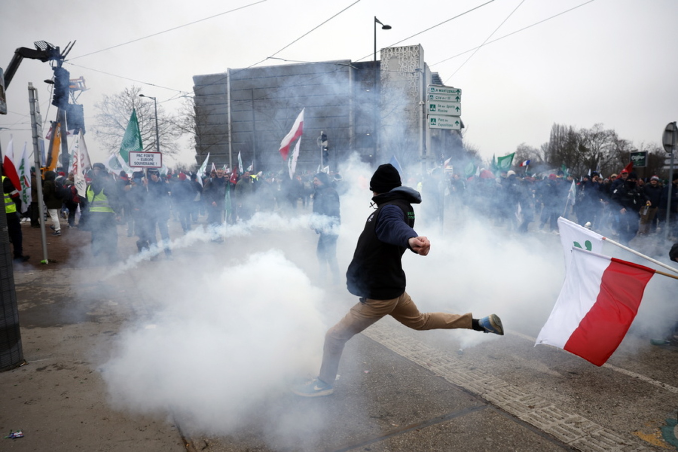 ΒΙΝΤΕΟ: Επεισοδιακή διαδήλωση αγροτών έξω από το Ευρωκοινοβούλιο για τη συμφωνία ΕΕ-Mercosur