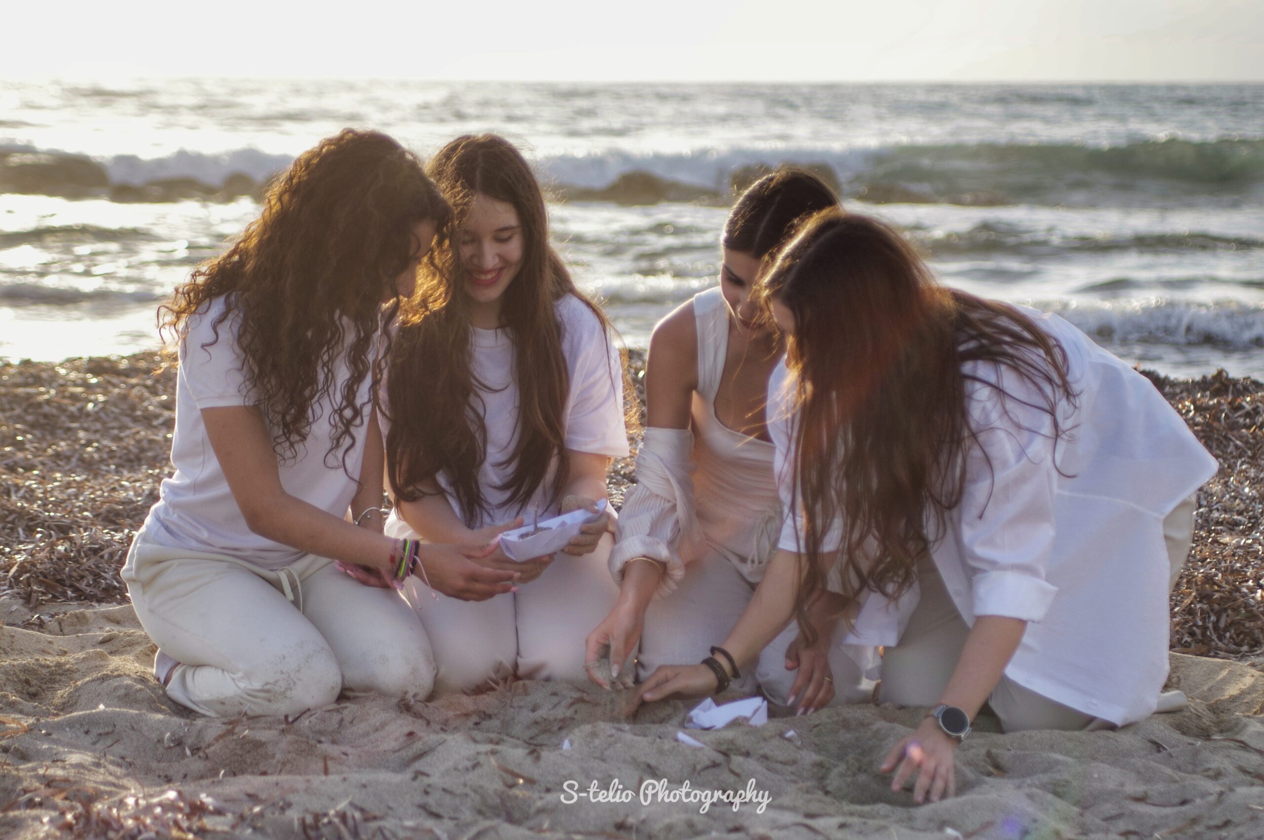 &Phi;&iota;&lambda;&alpha;&nu;&theta;&rho;&omega;&pi;&iota;&kappa;ή &epsilon;&kappa;&delta;ή&lambda;&omega;&sigma;&eta;: &laquo;&Mu;&Alpha;&Zeta;&Iota; &ndash; Έ&nu;&alpha; Ό&nu;&epsilon;&iota;&rho;&omicron;, &Mu;&iota;&alpha; &Epsilon;&upsilon;&chi;ή, &Mu;&iota;&alpha; &Phi;&omega;&nu;ή, &Mu;&iota;&alpha; &Epsilon;&lambda;&pi;ί&delta;&alpha;&raquo;