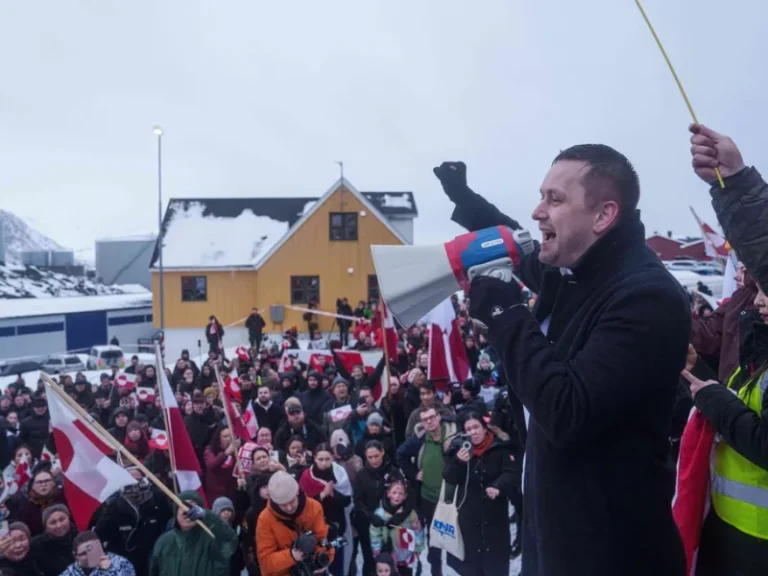 Ο πρωθυπουργός της Γροιλανδίας καλεί τους πολίτες να προετοιμαστούν για ενδεχόμενη εισβολή