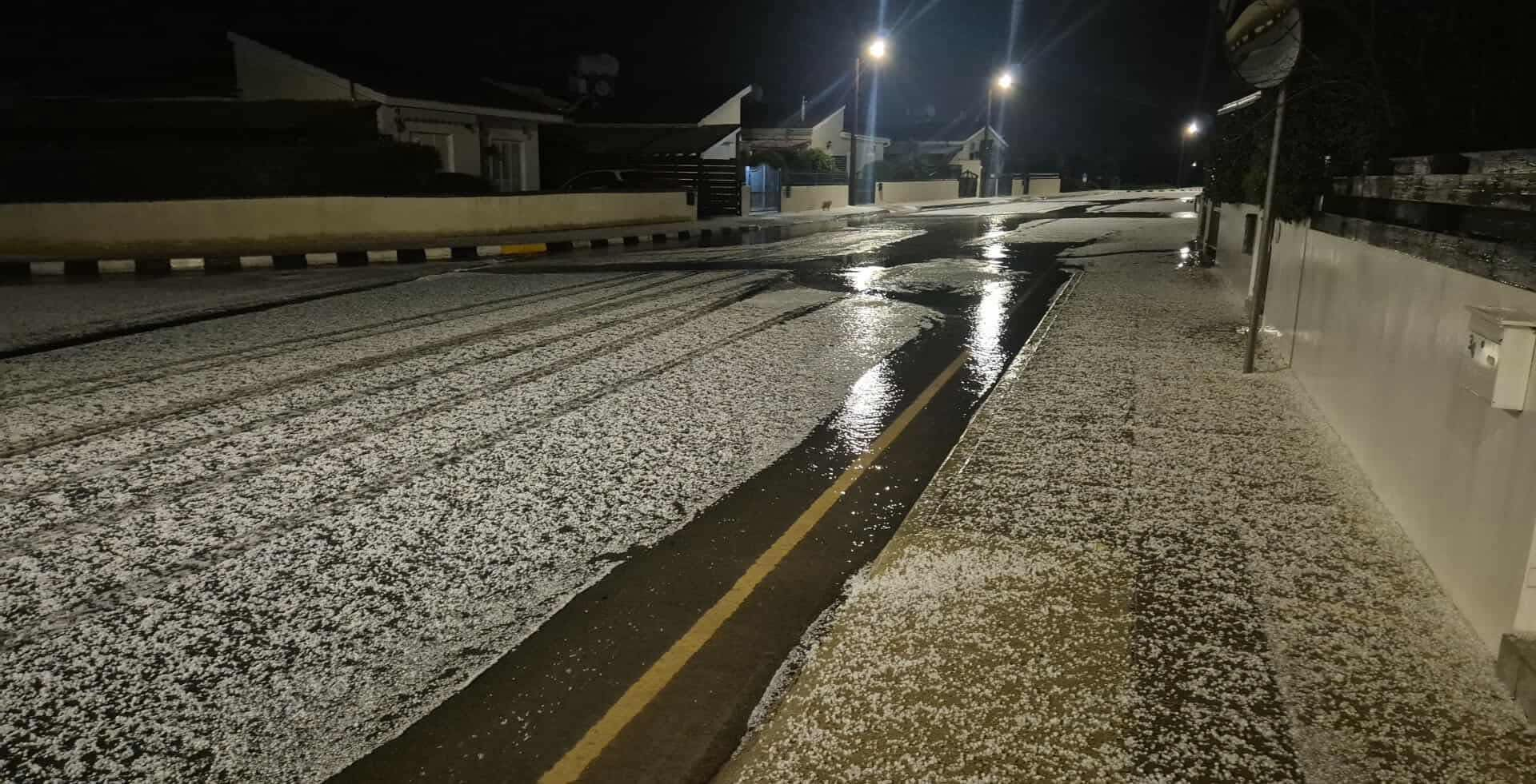 Χαλάζι «έντυσε» στα λευκά δρόμους και πεζοδρόμια στην Πάφο (ΦΩΤΟ)