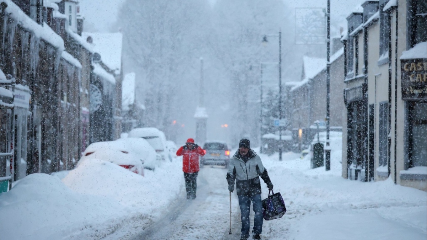 Κακοκαιρία Goretti: Χάος στο Ηνωμένο Βασίλειο από θυελλώδεις ανέμους, χιόνια και παγετό (ΒΙΝΤΕΟ)