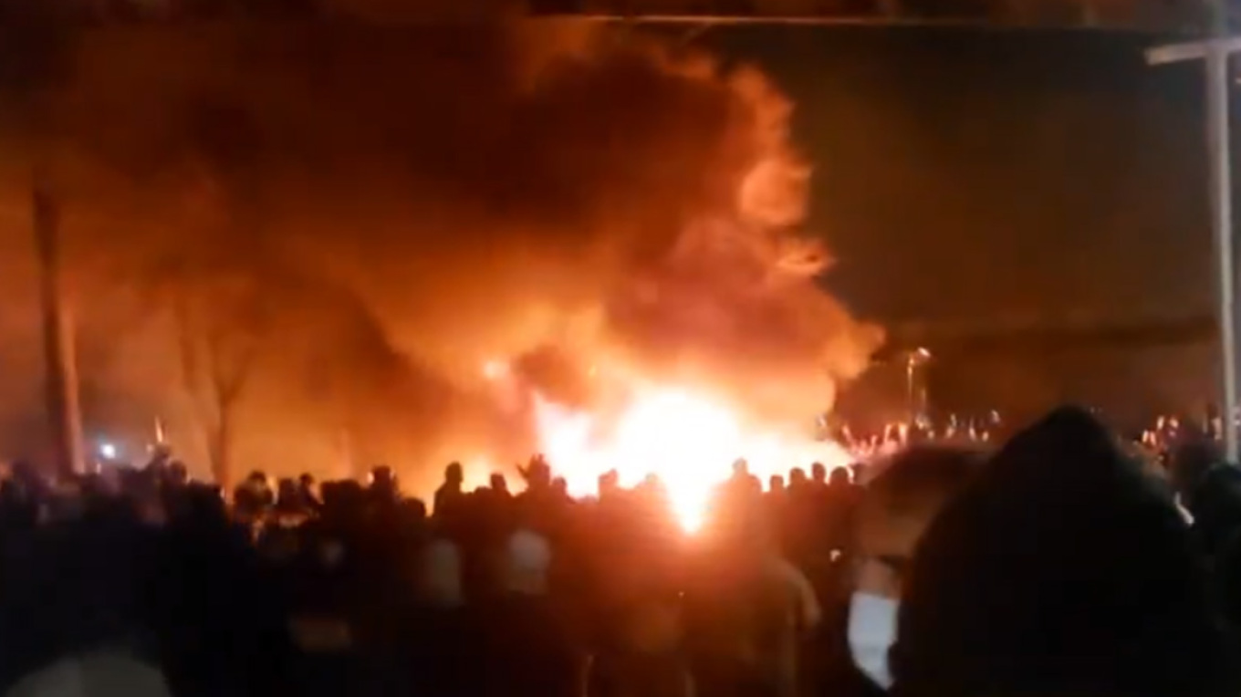 ΒΙΝΤΕΟ: Φλέγεται το Ιράν, χιλιάδες διαδηλωτές στους δρόμους παρά τις απειλές για θανατική ποινή