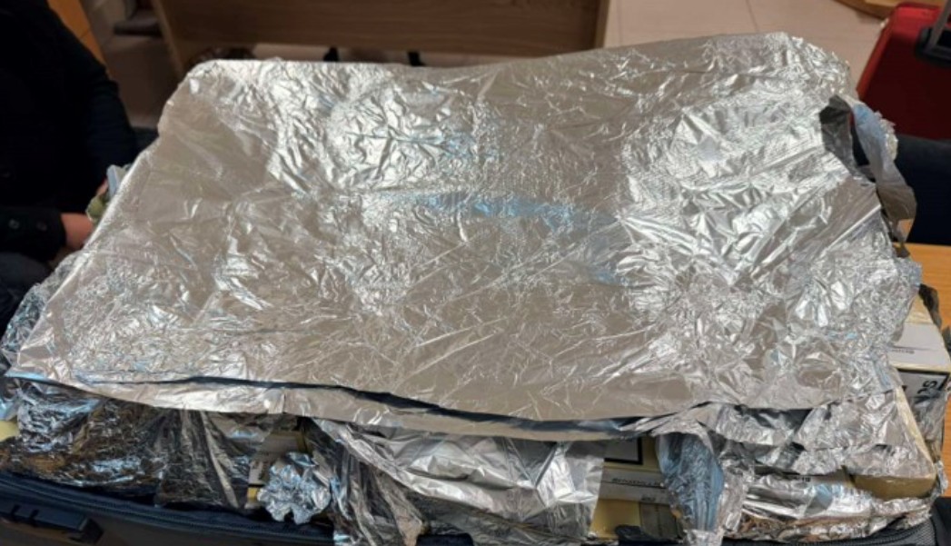 ΦΩΤΟ: Τους «τσάκωσαν» με δεκάδες κούτες παράνομων τσιγάρων στο αεροδρόμιο