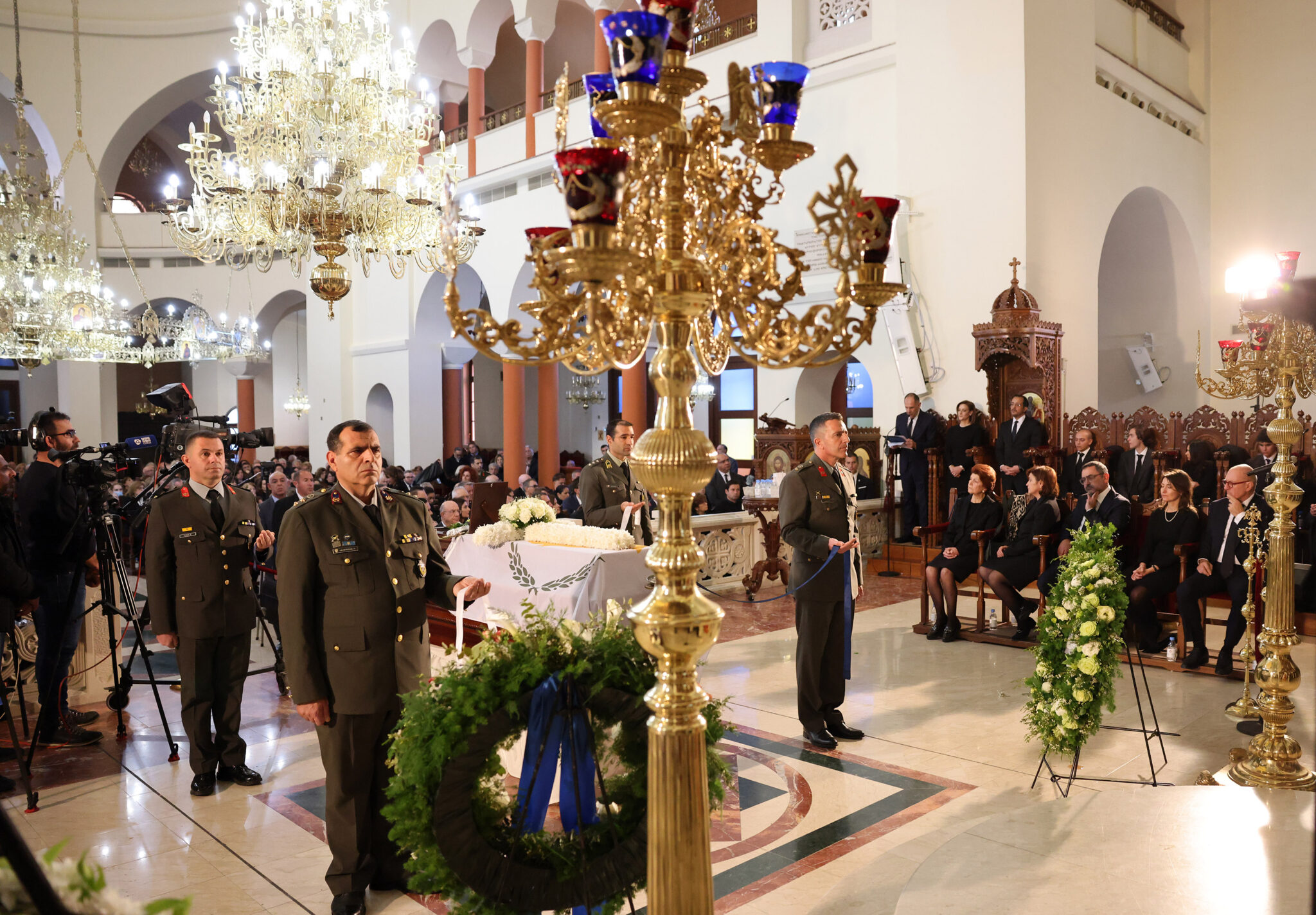 «Έβλεπες μπροστά γιατί έζησες πολλά»: Η Κύπρος αποχαιρέτησε τον Γιώργο Βασιλείου