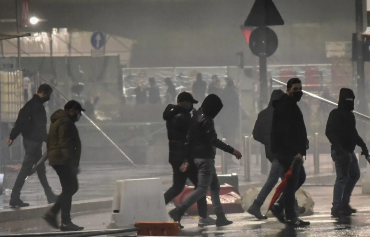 «Ναι» σε κουκούλα υπό όρους: Αλλάζει ο νόμος για διαδηλώσεις, τι προνοεί πρόταση που πάει στην Ολομέλεια