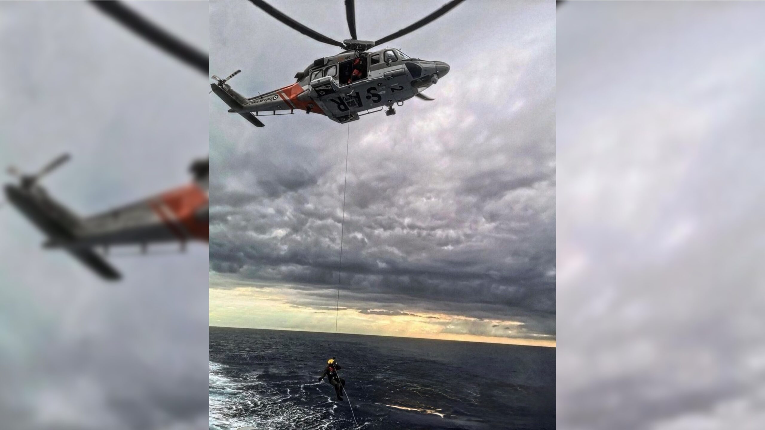 ΦΩΤΟ: Η στιγμή που Κύπριος διασώστης κατεβαίνει από ελικόπτερο για να παραλάβει ασθενή από πλοίο ΦΩΤΟ: Η στιγμή που Κύπριος διασώστης κατεβαίνει από ελικόπτερο για να παραλάβει ασθενή από πλοίο