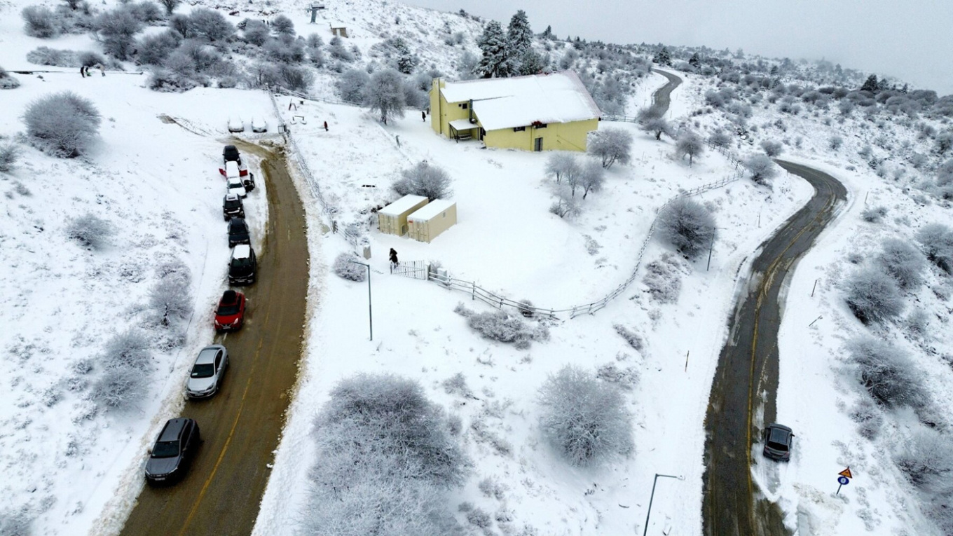 Στα λευκά Πάρνηθα, Πήλιο και Εύβοια, δείτε εικόνες από τα χιονισμένα τοπία