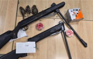 ΦΩΤΟ: Από κρυμμένα αεροβόλα μέχρι σκοτωμένα άγρια πτηνά και ναρκωτικά στη Λευκωσία