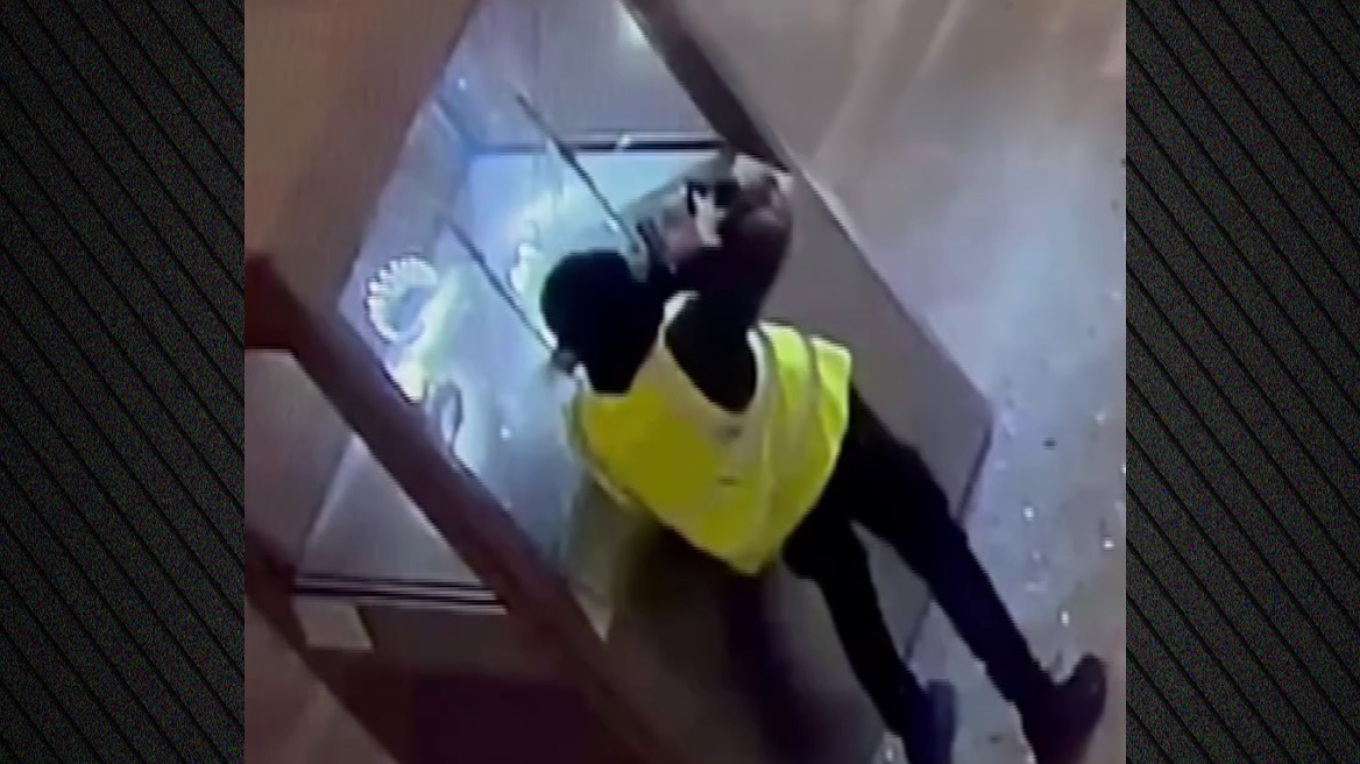 Νέο βίντεο ντοκουμέντο από τη ληστεία του αιώνα στο Λούβρο: Η στιγμή που σπάνε προθήκες και αρπάζουν τα κοσμήματα