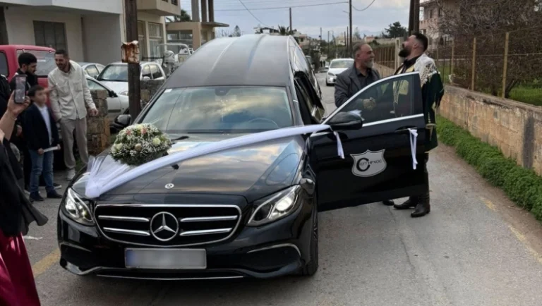 Γαμπρός «έσκασε» στην εκκλησία με… νεκροφόρα! (ΒΙΝΤΕΟ)