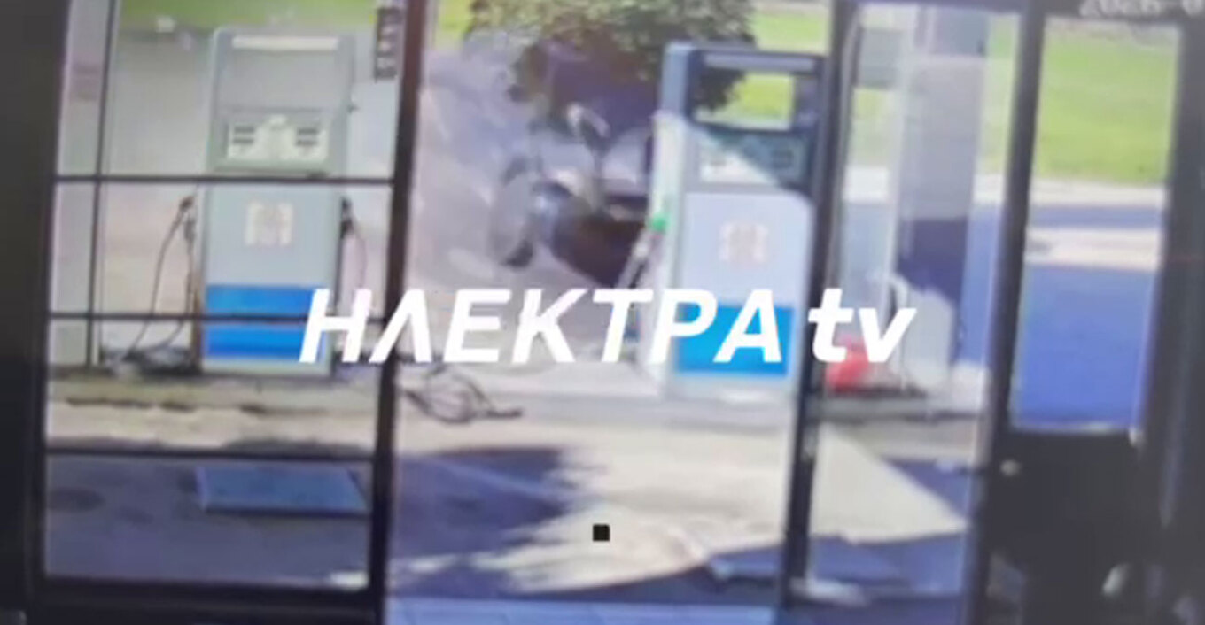 Τραγωδία στην Κορινθία με δύο νεκρούς: Η στιγμή που αυτοκίνητο μπαίνει σε βενζινάδικο και καρφώνεται σε σπίτι (ΒΙΝΤΕΟ)