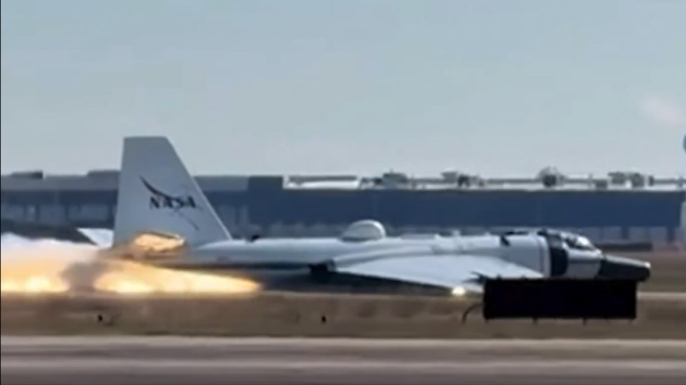 ΒΙΝΤΕΟ: Αναγκαστική προσγείωση για αεροσκάφος της NASA στο Χιούστον