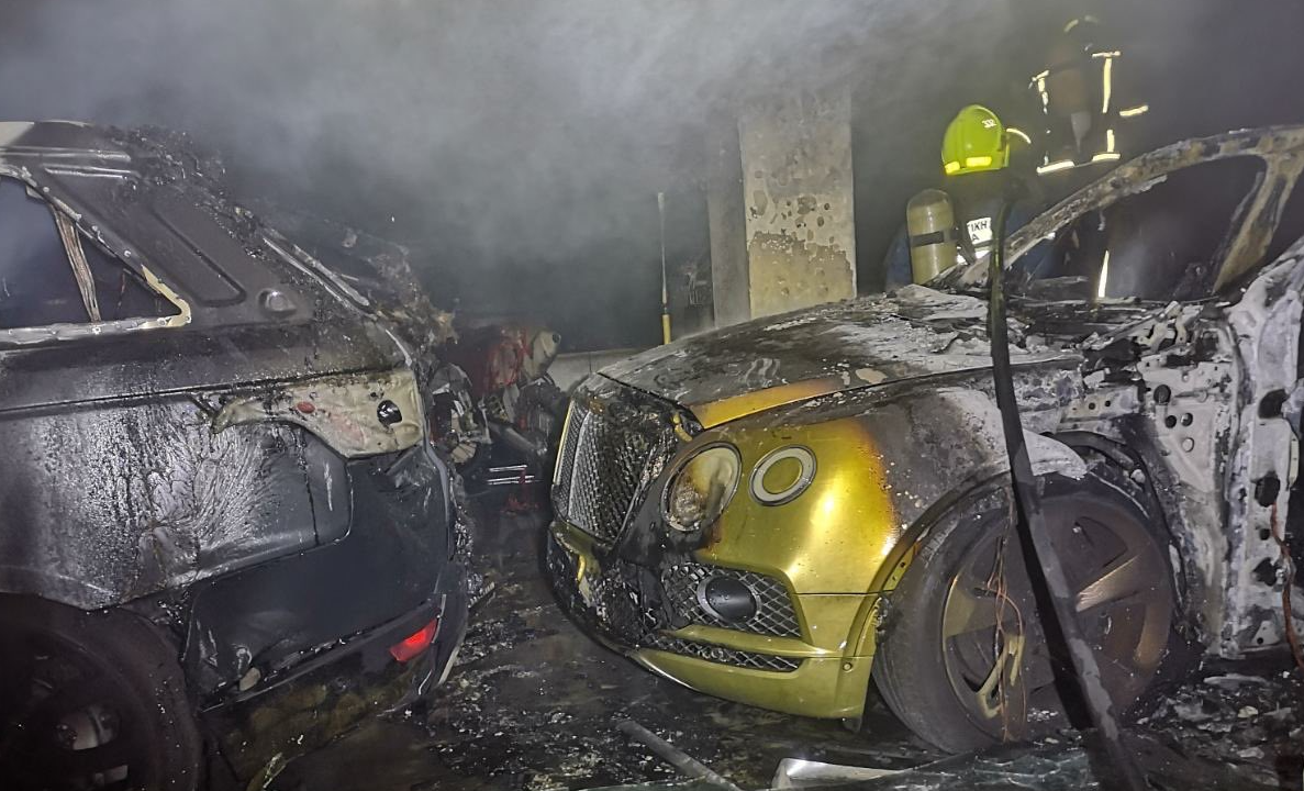 ΦΩΤΟ: Χέρι εμπρηστών πίσω από τη φωτιά σε κατάστημα πώλησης οχημάτων στην Πάφο