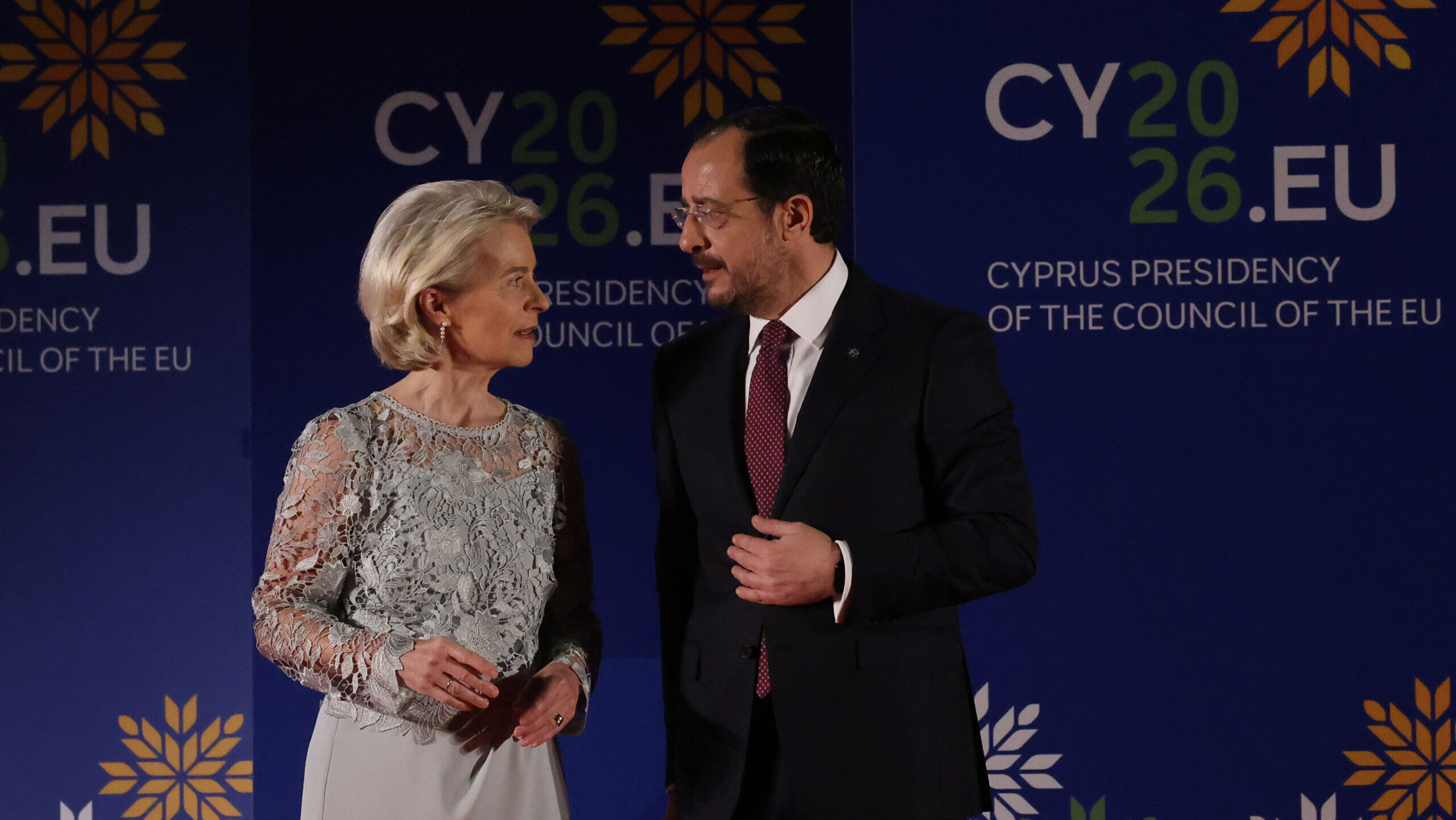 &Phi;&omicron;&nu; &nu;&tau;&epsilon;&rho; &Lambda;ά&iota;&epsilon;&nu;: &Eta; &epsilon;&pi;&alpha;&nu;έ&nu;&omega;&sigma;&eta; &tau;&eta;&sigmaf; &Kappa;ύ&pi;&rho;&omicron;&upsilon; &pi;&alpha;&rho;&alpha;&mu;έ&nu;&epsilon;&iota; &laquo;&alpha;&pi;ό&lambda;&upsilon;&tau;&eta; &pi;&rho;&omicron;&tau;&epsilon;&rho;&alpha;&iota;ό&tau;&eta;&tau;&alpha;&raquo; &gamma;&iota;&alpha; &tau;&eta;&nu; &Epsilon;&Epsilon;