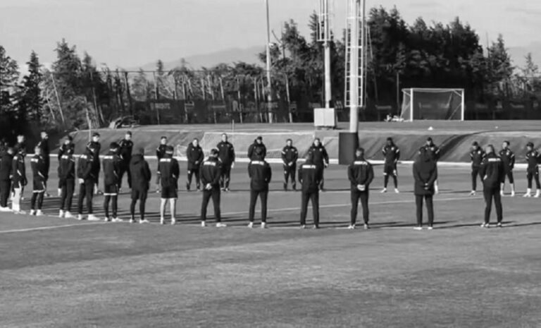 Η απόλυτη σιωπή στον ΠΑΟΚ: Τίμησαν τη μνήμη των αδικοχαμένων οπαδών πριν την προπόνηση (ΒΙΝΤΕΟ)