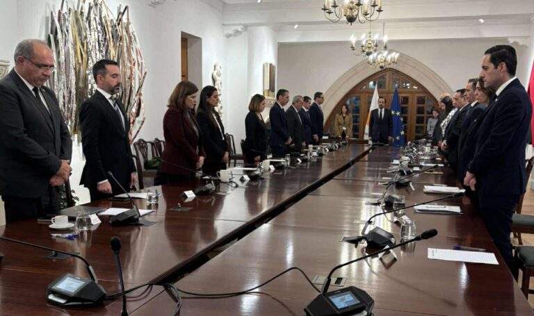 ΒΙΝΤΕΟ: Με μονόλεπτη σιγή στη μνήμη του Γιώργου Βασιλείου η έναρξη του έκτακτου Υπουργικού