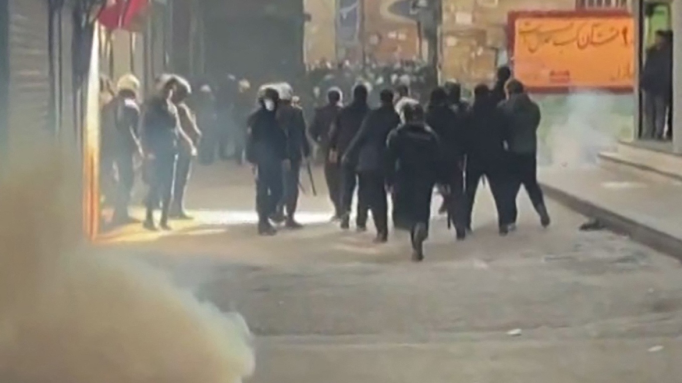 Κλιμακώνεται η κρίση στο Ιράν: Δεκάδες νεκροί, χιλιάδες συλλήψεις διαδηλωτών